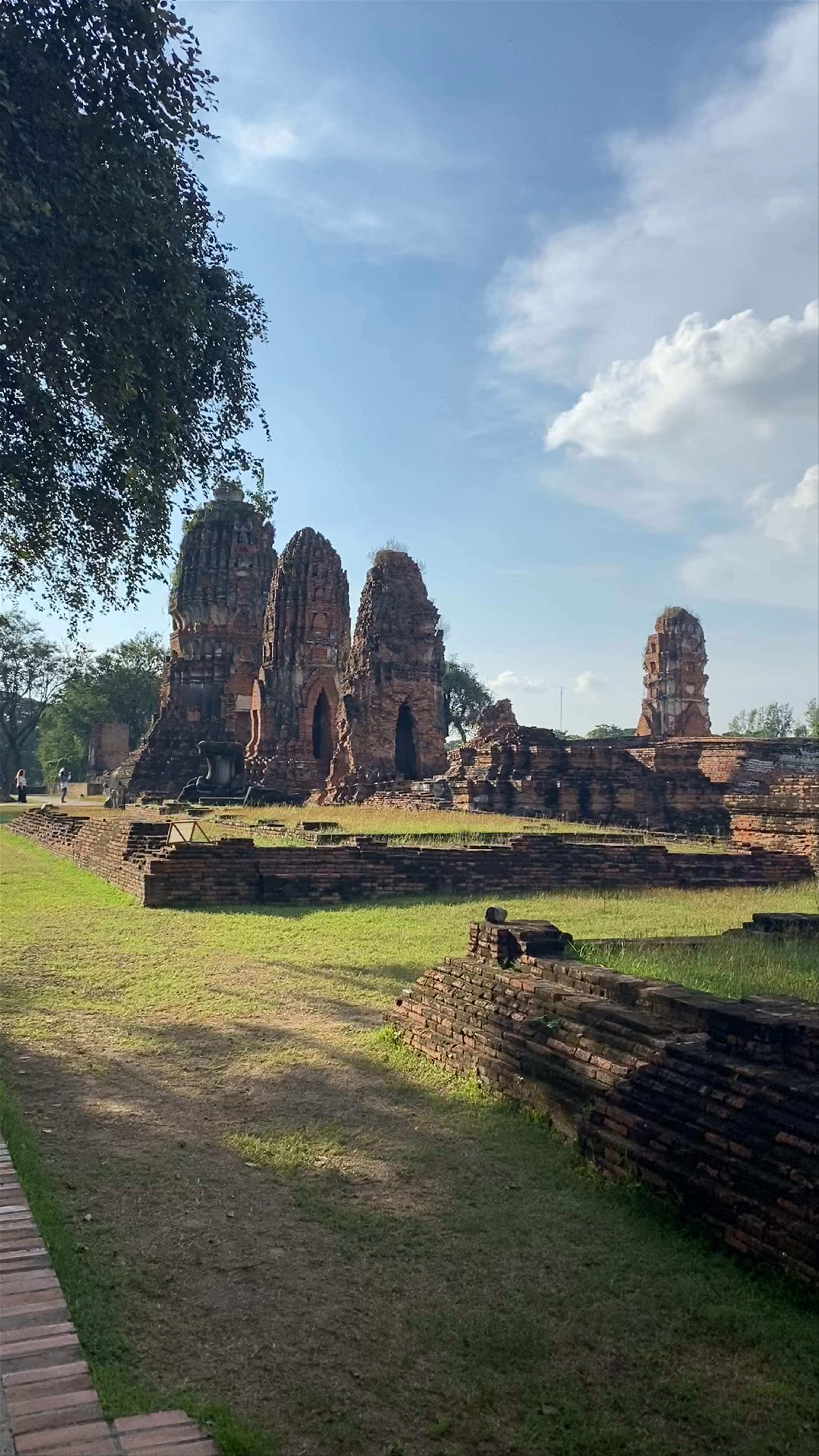 Wat Mahathat: Timeless Ruins of Ayutthaya's Ancient Heart