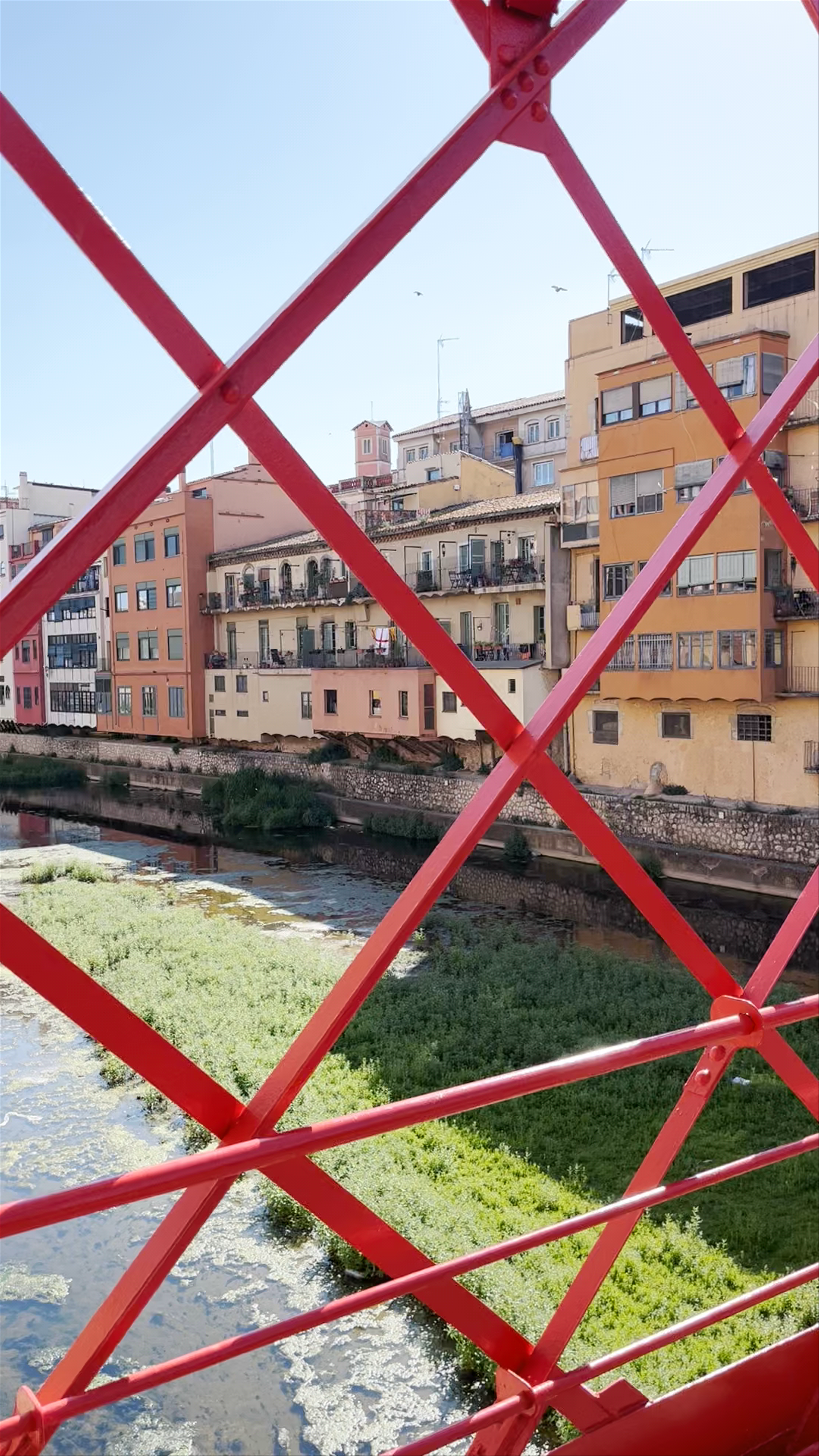 Puente de las Pescaderías Viejas: Iconic Red Iron Bridge in Girona