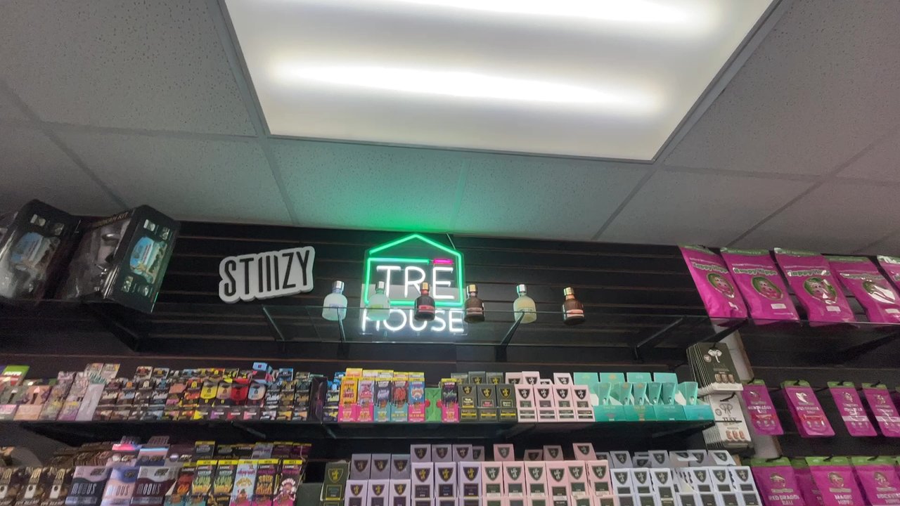 Video carousel 1 of 1 with ID hoBzPEw4KkMxFQBiH74t5g for Uptown Smoke &  Vape Shop