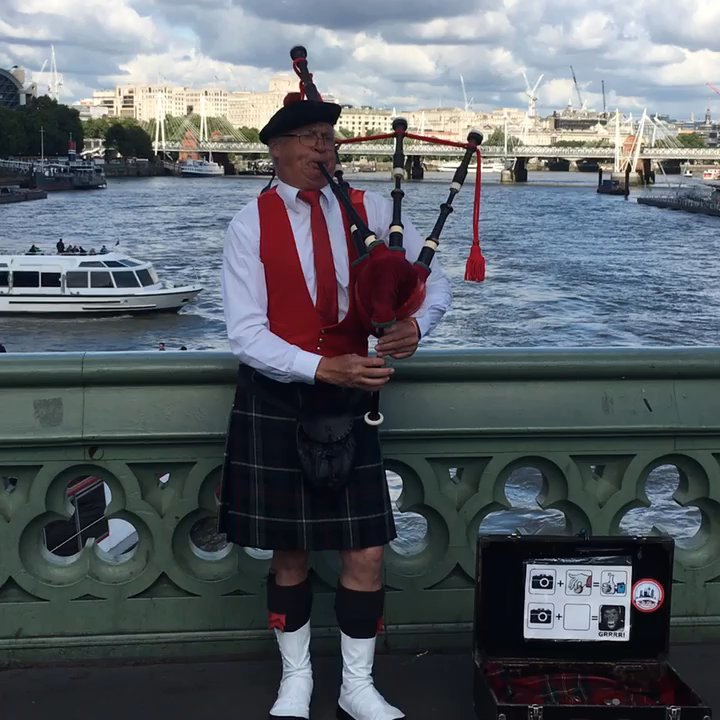Westminster Bridge - street performer - Landmarks & Historical Buildings Near Me - London, XGL