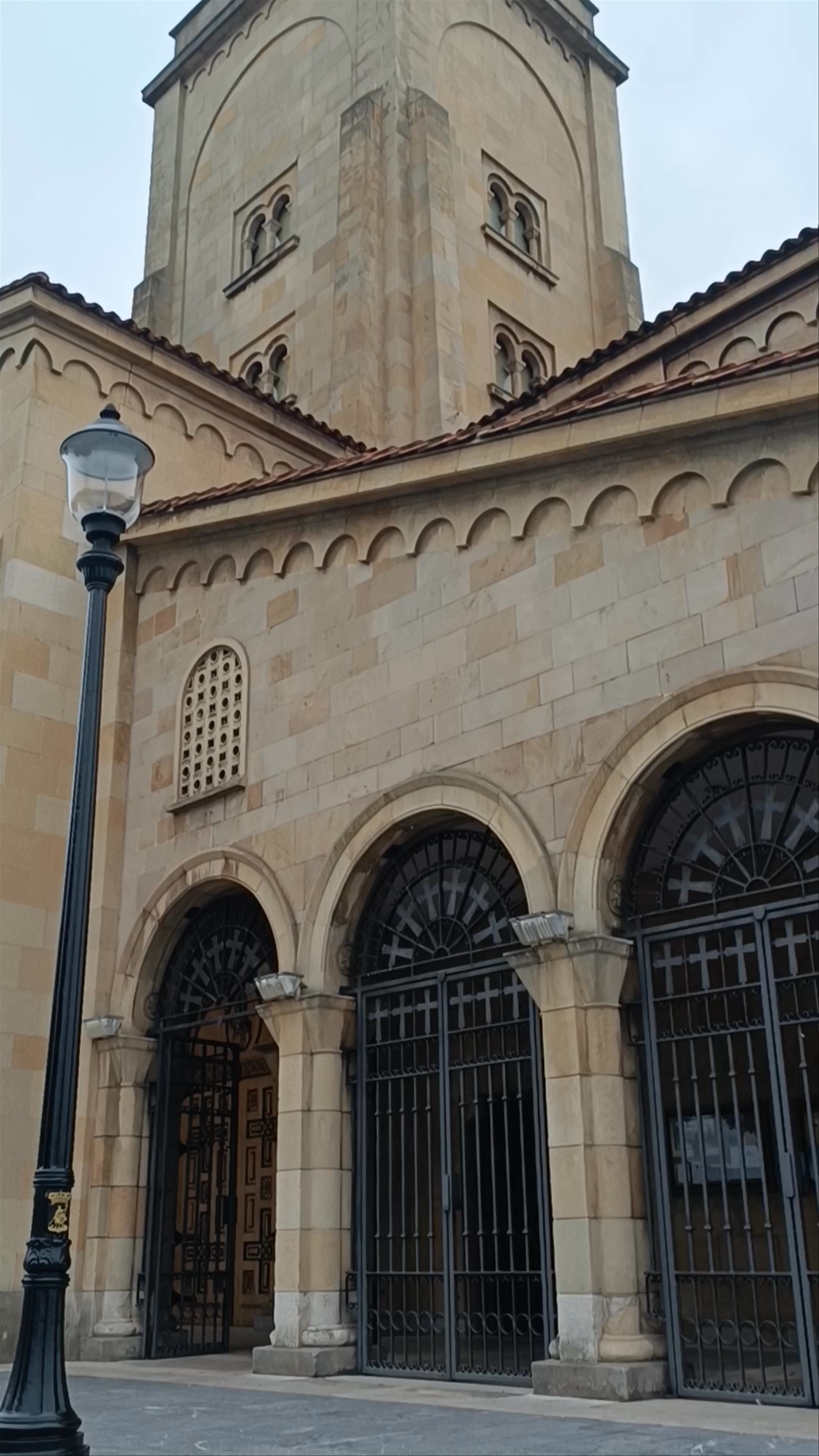 Iglesia de San Pedro: Historic Serenity in Gijón