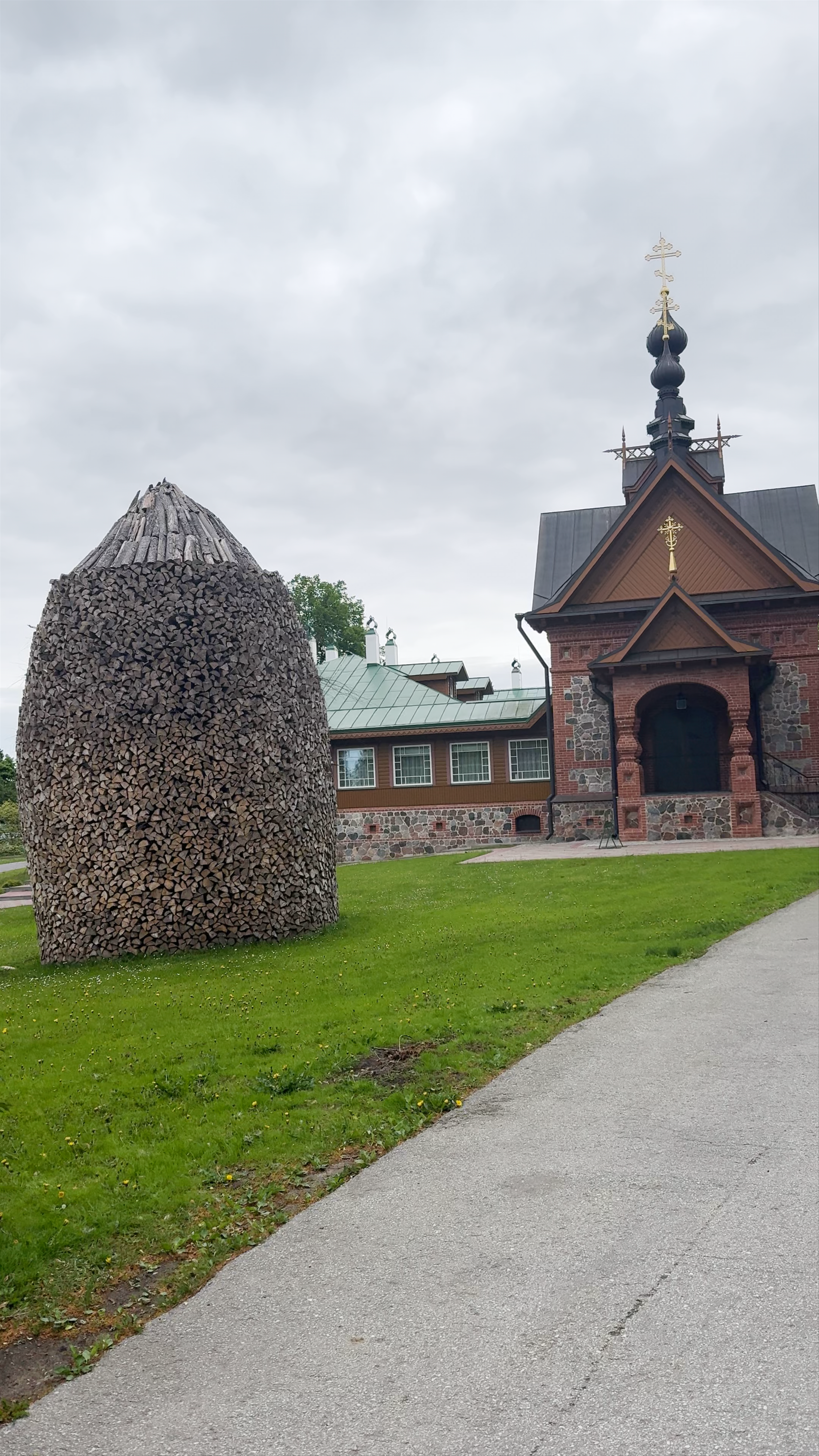 Pühtitsa Jumalaema Uinumise Stavropigiaalne Naisklooster: Serene Monastic Retreat in Estonia