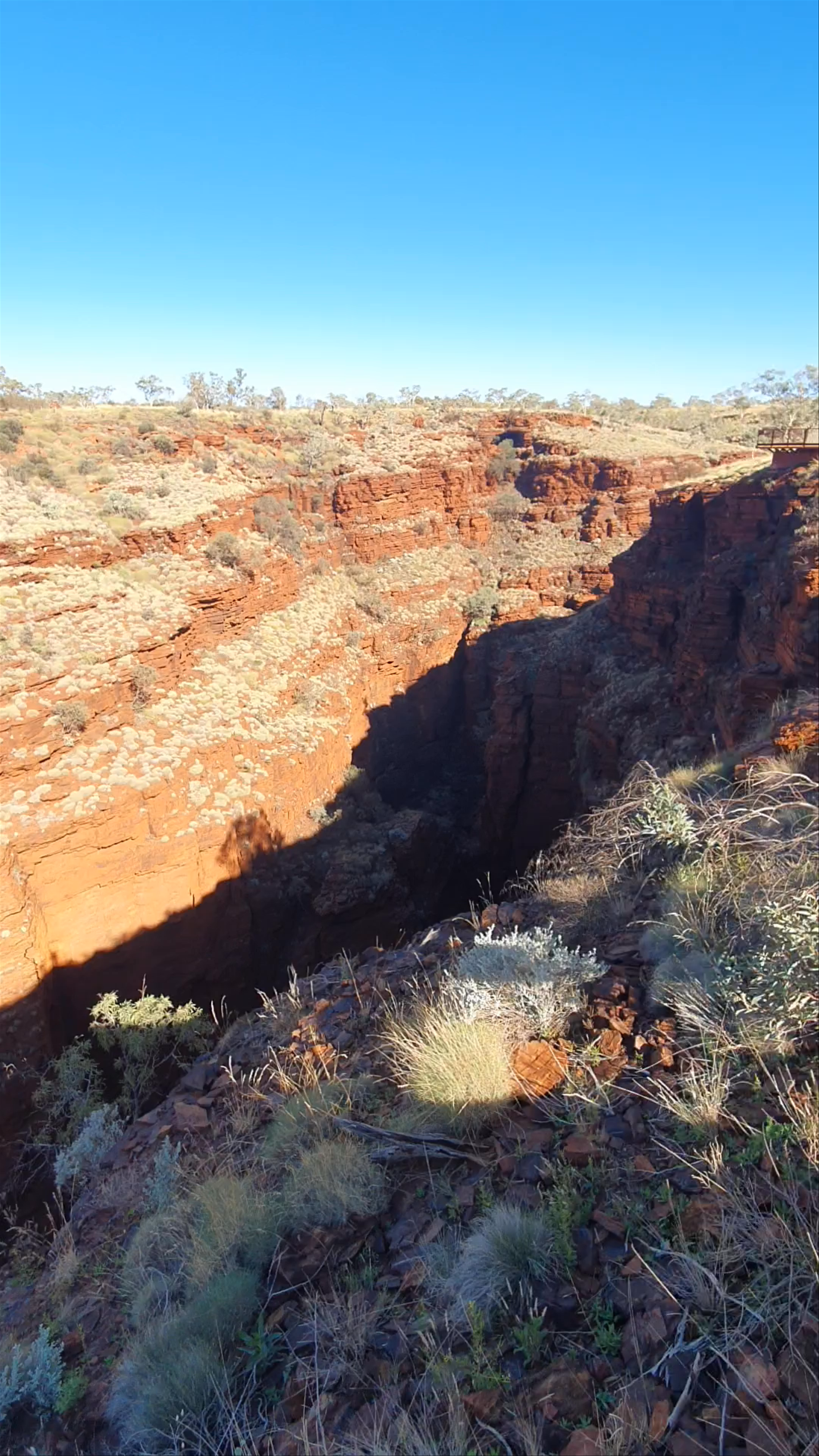 Oxer Lookout Wonders: Karijini's Majestic Red Cliffs