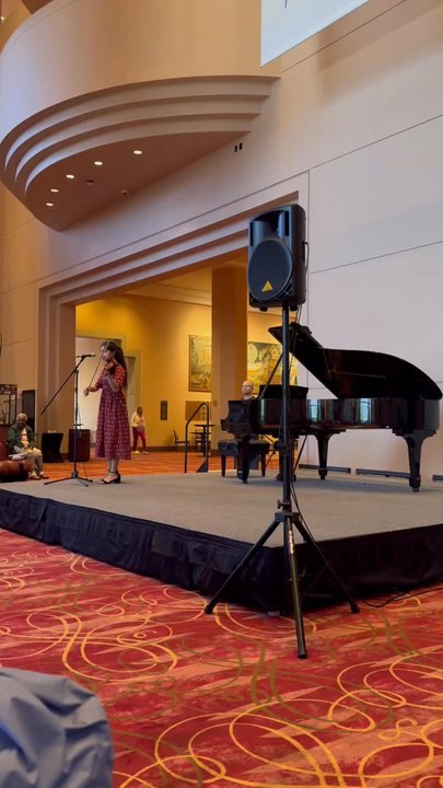 Da Camera - Musician playing her violin - Performing Arts Near Me - Houston, Texas