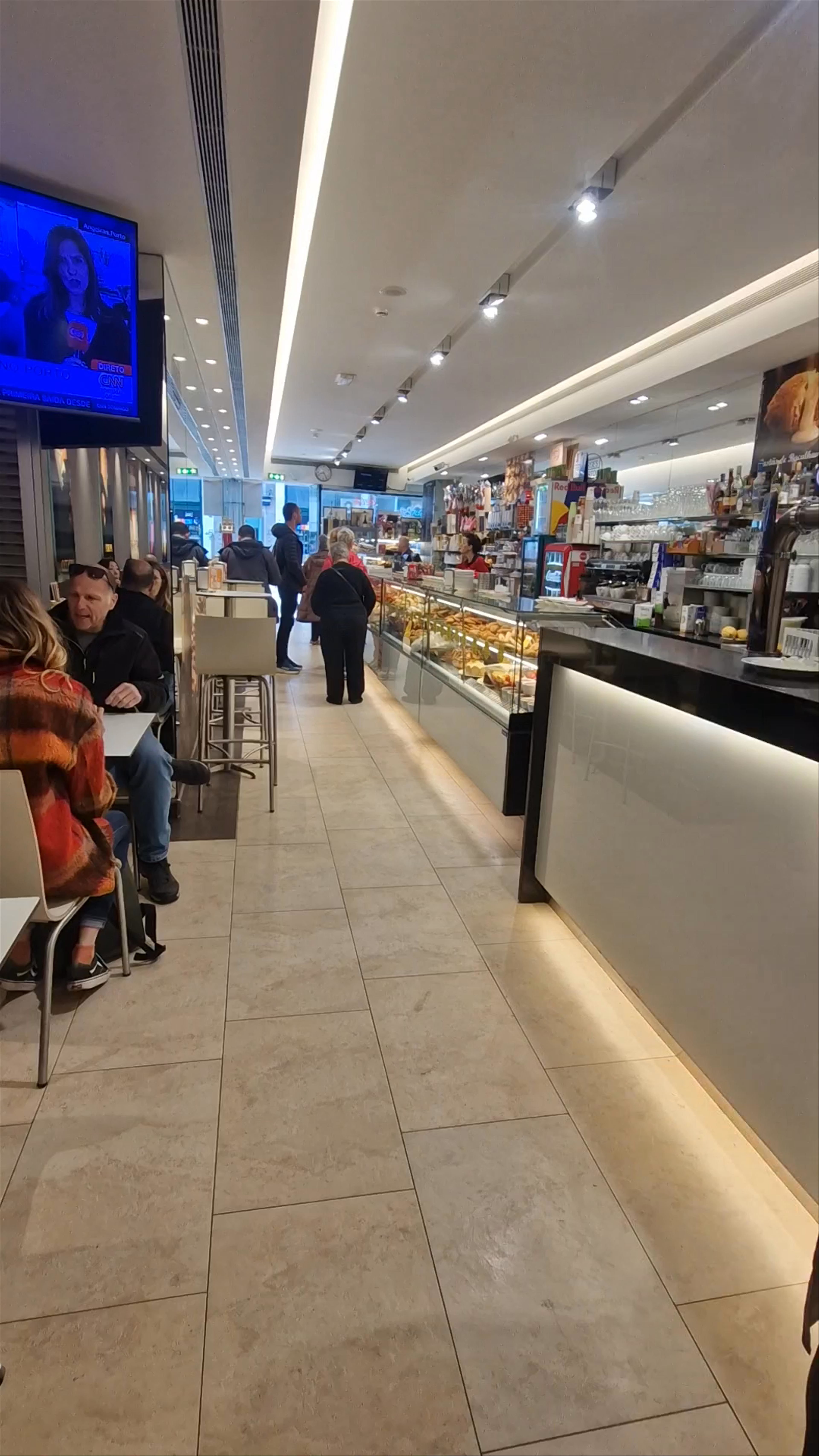 O Forno dos Clérigos: Cozy Bakery Delights in Porto, Portugal