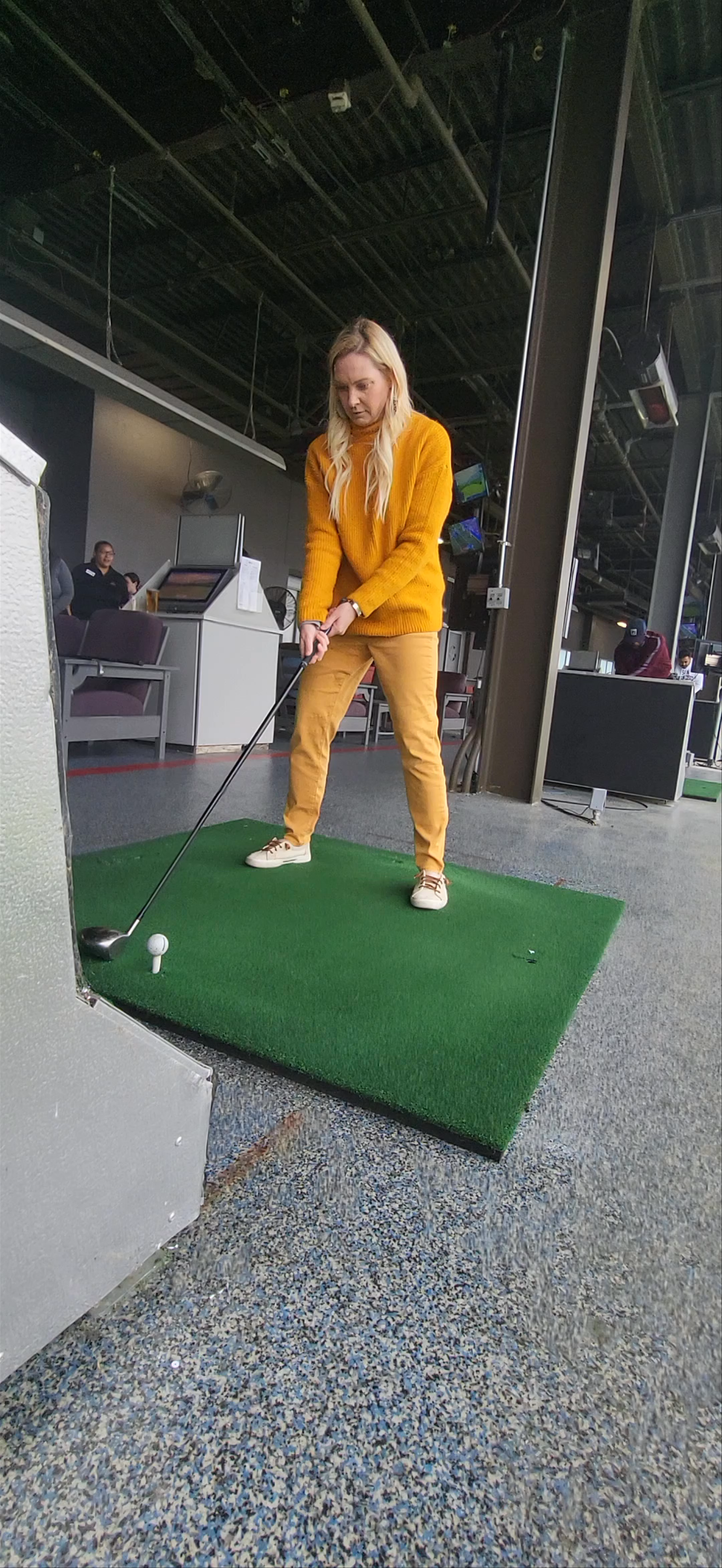 Indoor Golf Practice at GolfSuites Tulsa - Riverwalk Terrace