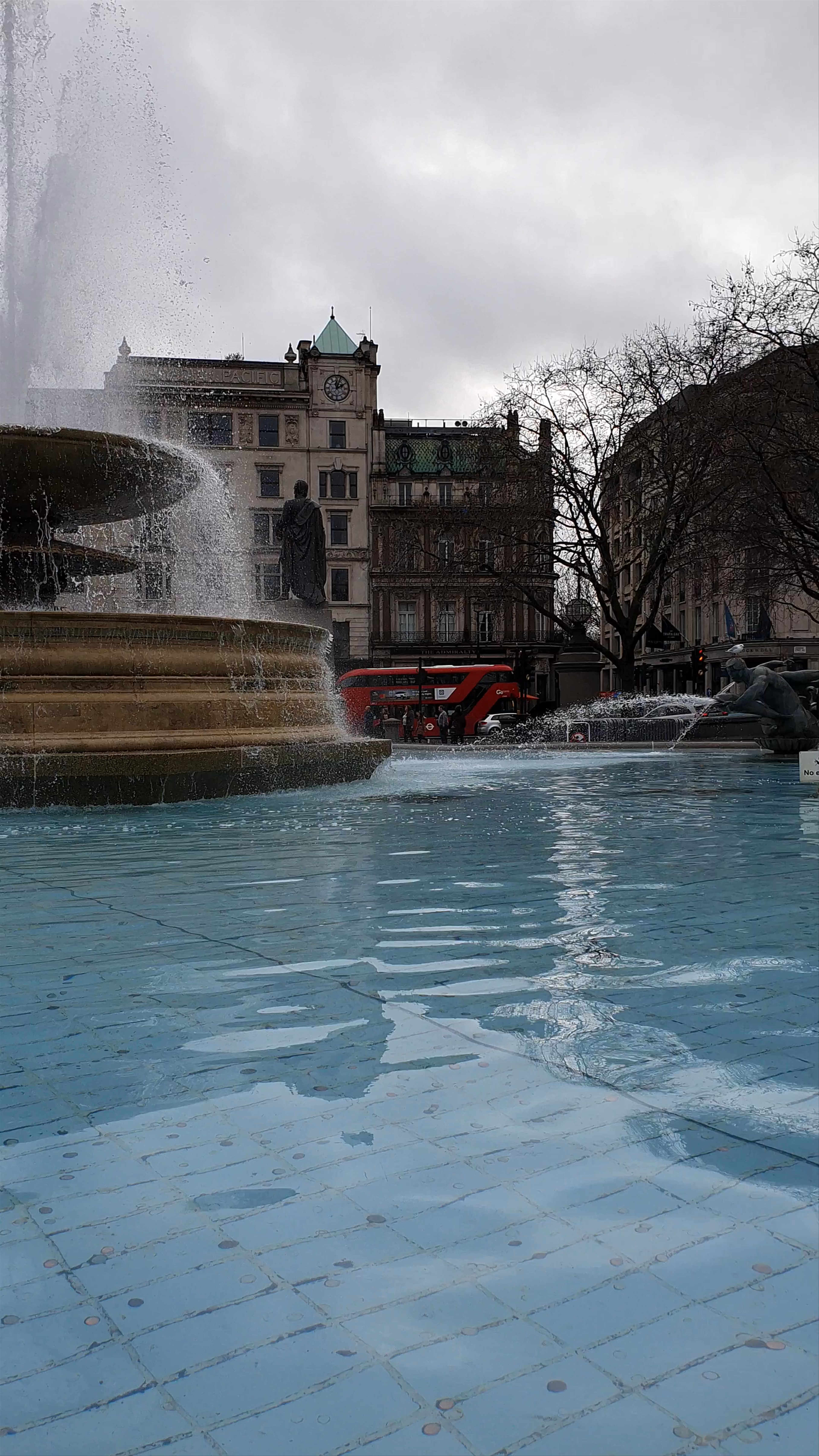 Trafalgar Square Fountain: Iconic London Vibes