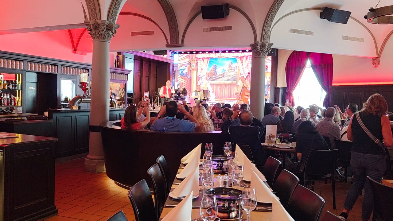 Stadtkeller - Traditional Swiss Music - Swiss Food Near Me - Luzern, LU