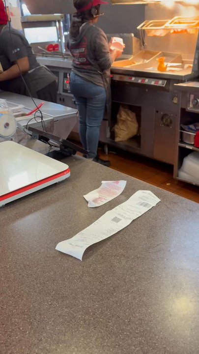 Wendy's - Hopping from register to the food without any gloves or sanitizer in sight!!!!!!! - Fast Food Near Me - Greenbelt, Maryland