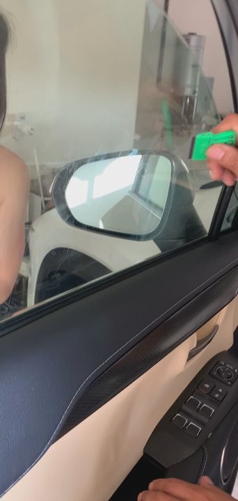 Mobile Tint One - Video of the installer from mobile one damaging my window with his razor. He doesn't even know what he's doing. - Home Window Tinting Near Me
