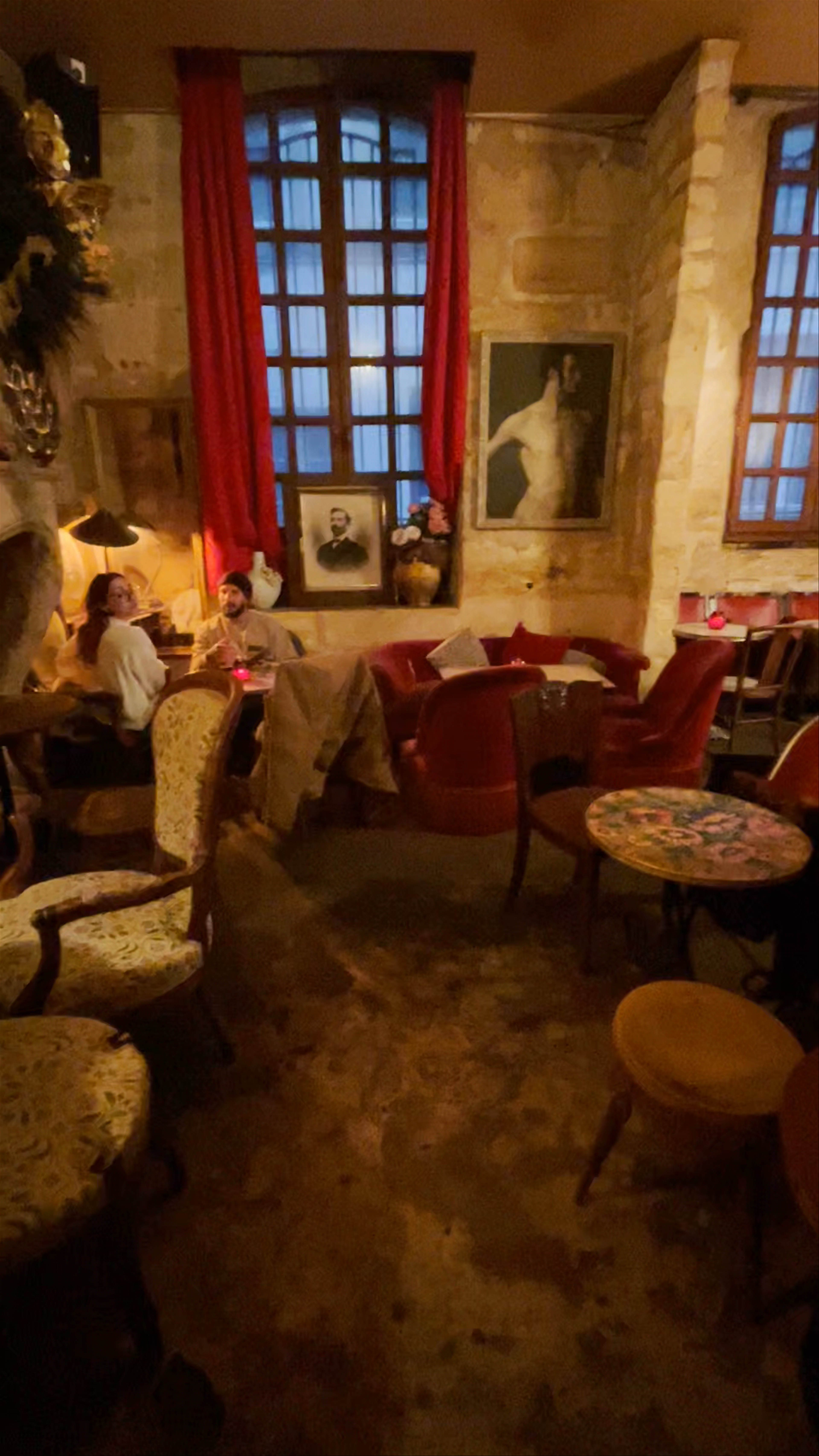 La Comtesse: Cozy Vintage Café Charm in Bordeaux