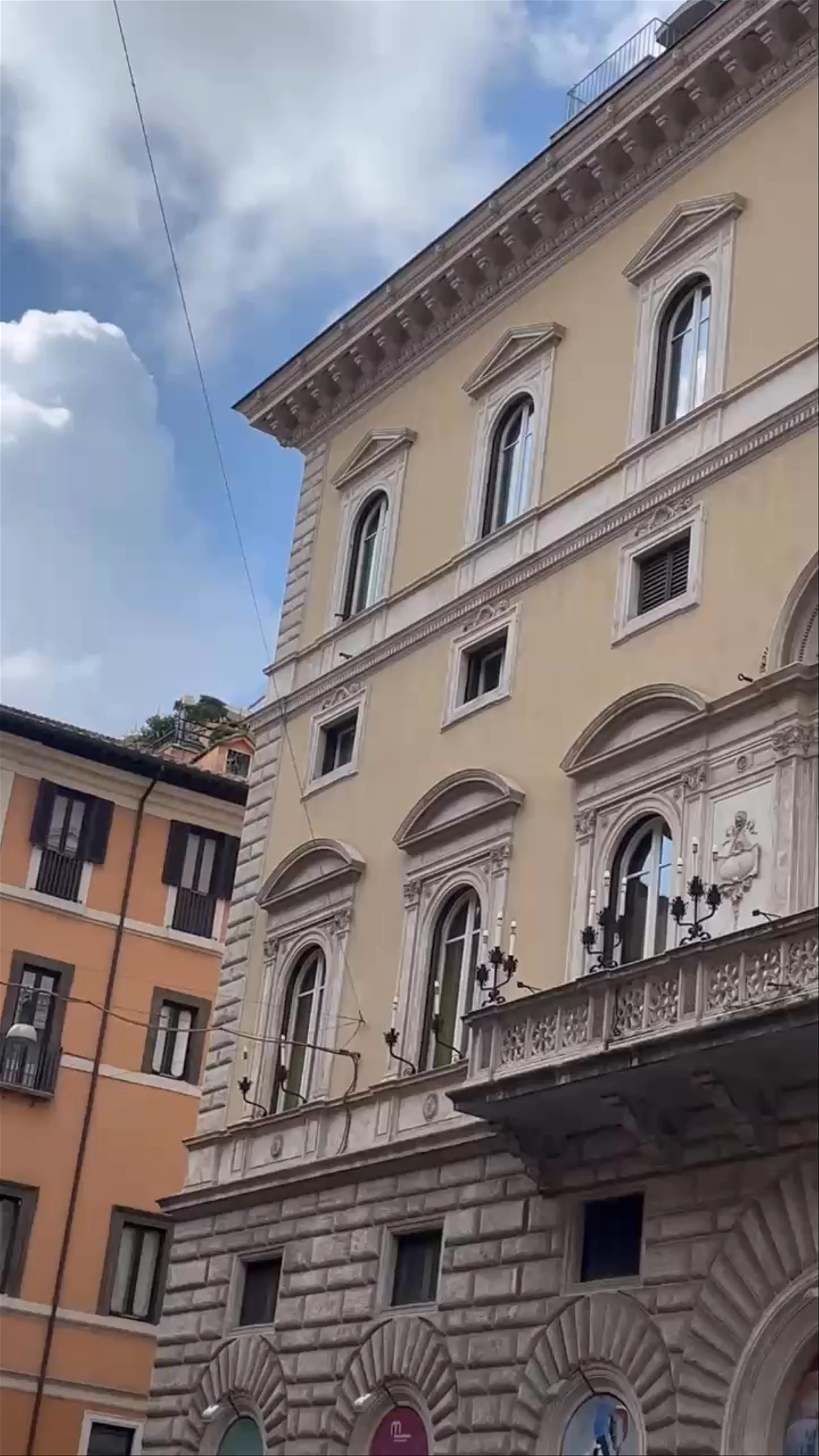 Palazzo Cipolla, Via del Corso