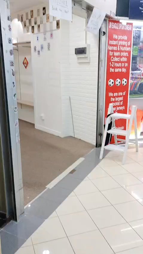 Shop / Shophouse for Rent: Queensway Shopping Centre - Image 14