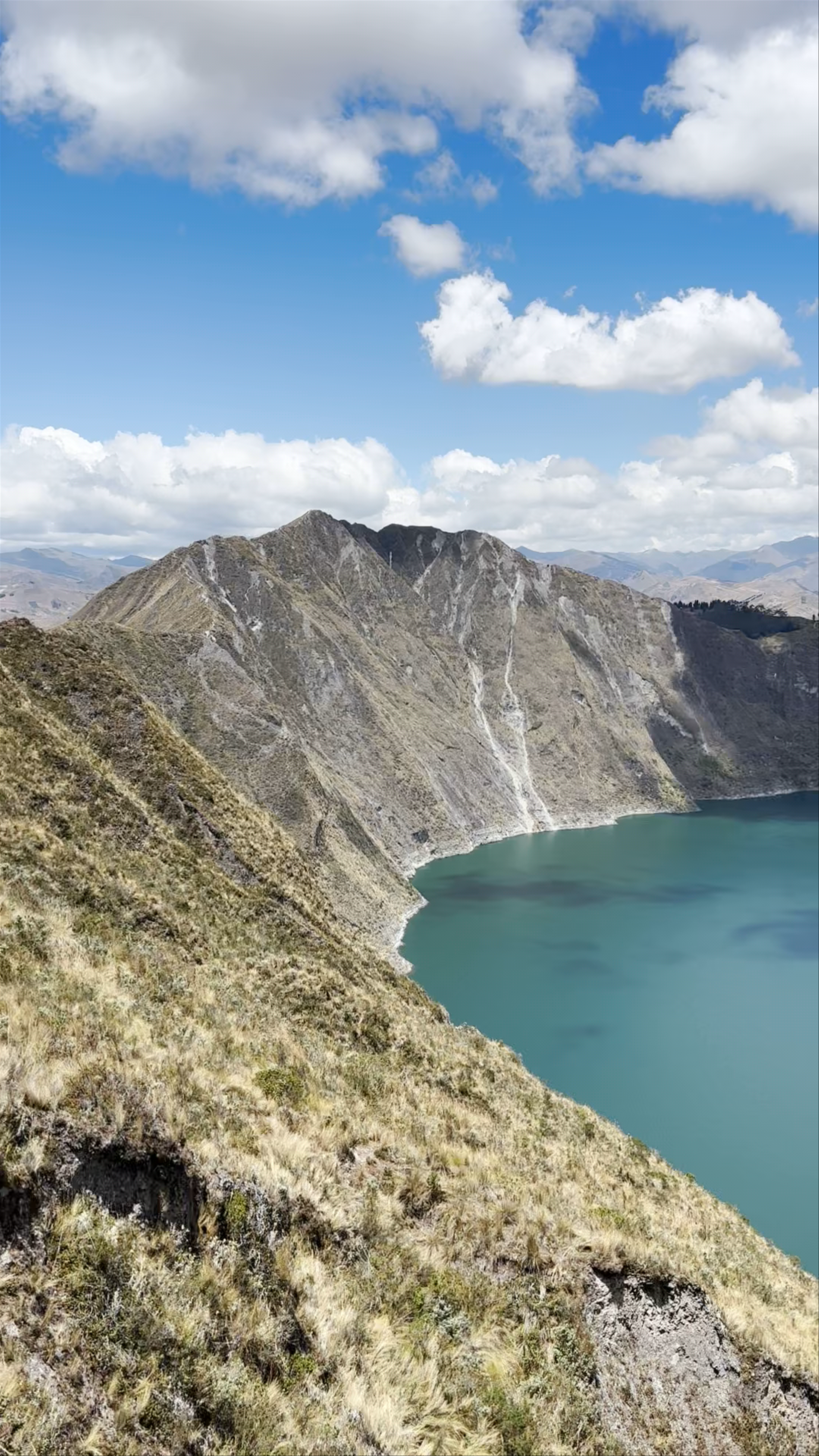 Laguna de Quilotoa: Awe-Inspiring Volcanic Crater Lake in Ecuador