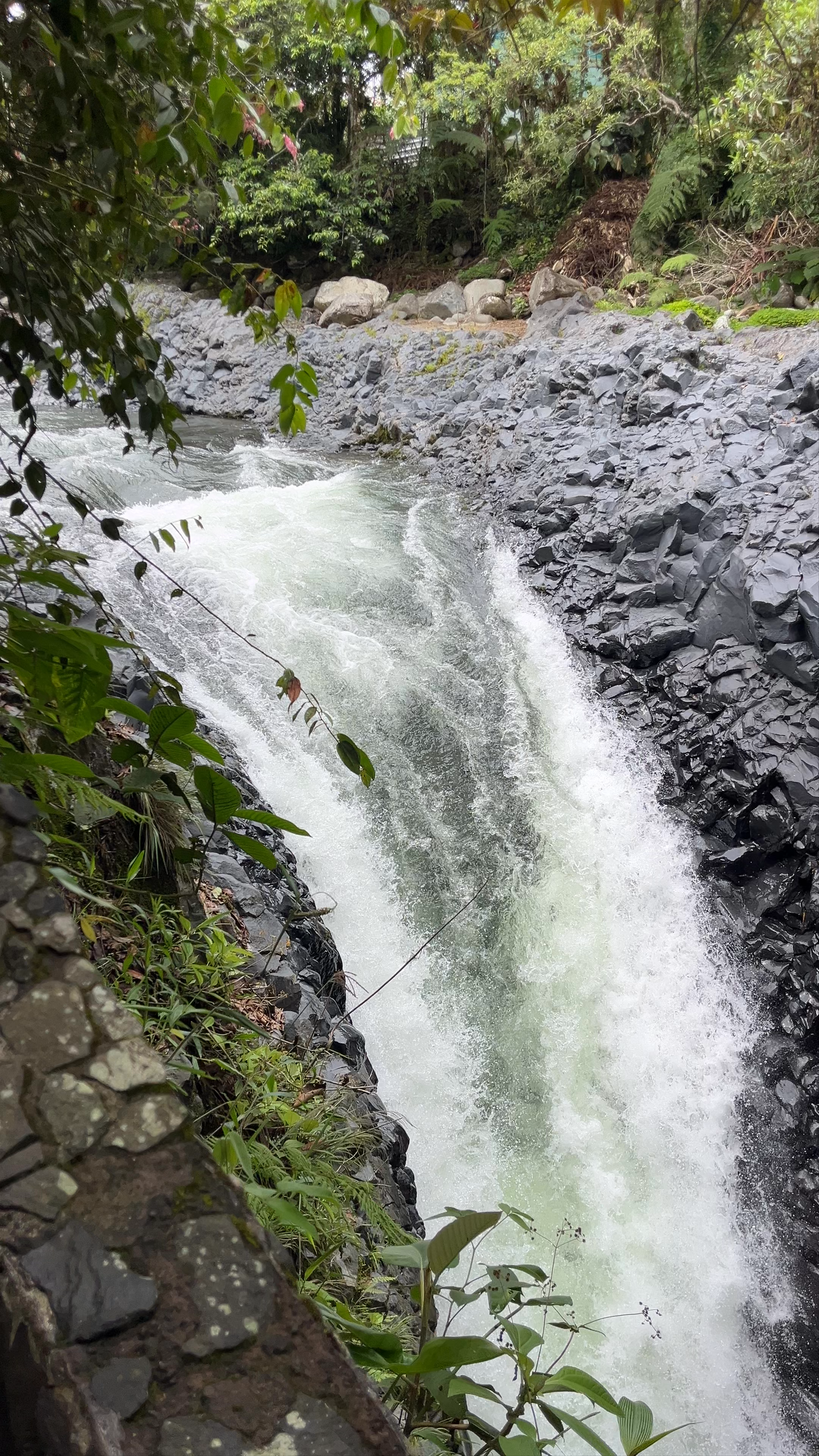 Mirador Río Verde: A Lush Waterfall Escape in Tungurahua, Ecuador