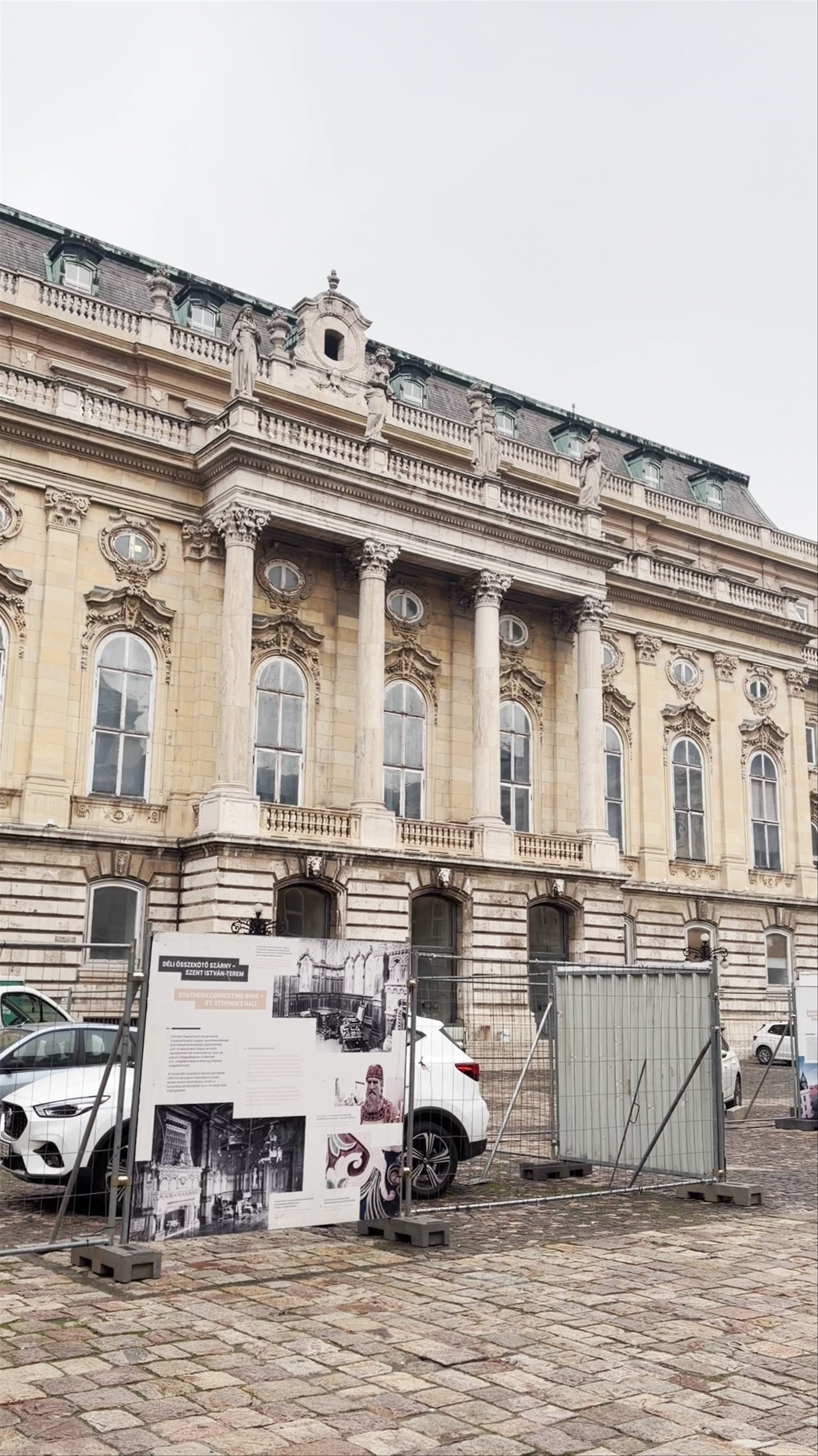Oroszlános Udvar, Szent György tér