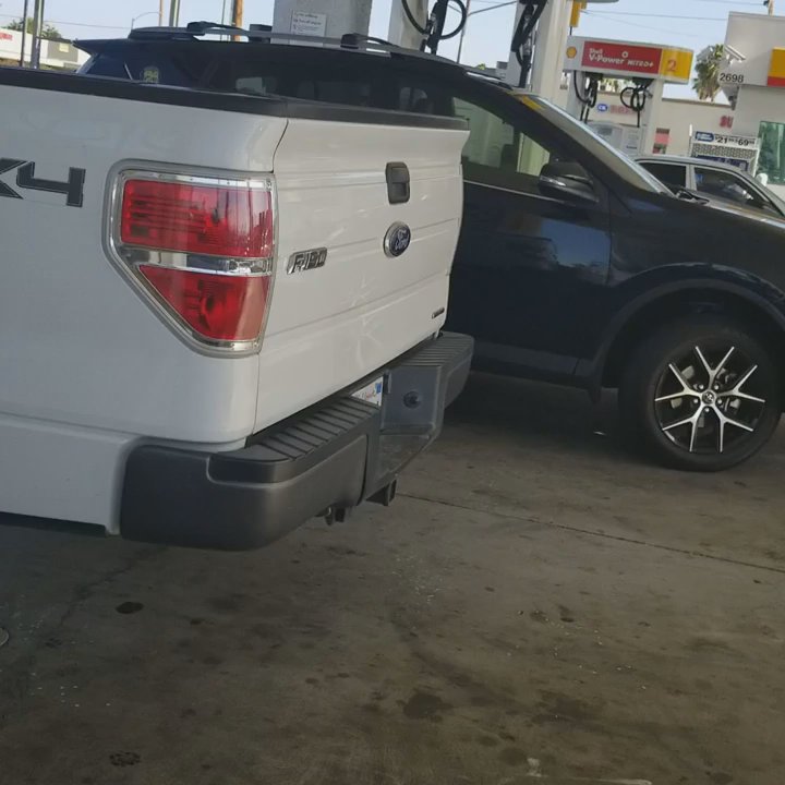 Shell - All these people waiting to pump gas with cash. Door lock and no one to help. - Gas Stations Near Me - Long Beach, California