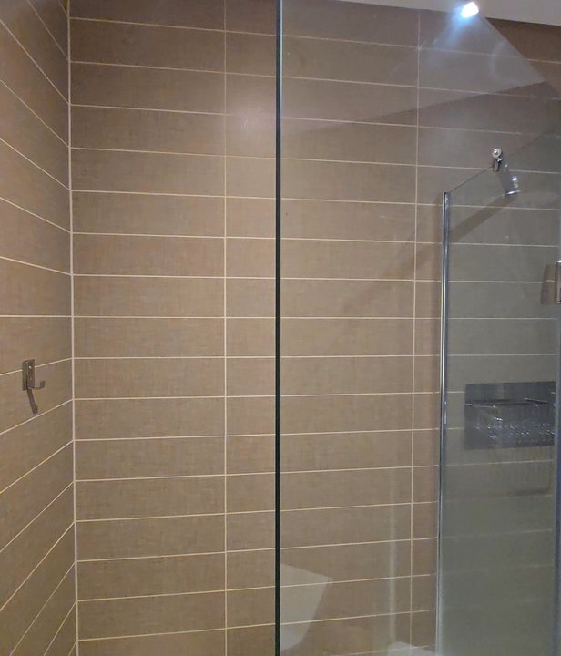 American Airlines Flagship Lounge - Shower option within - Airport Lounges Near Me - Hounslow, XGL