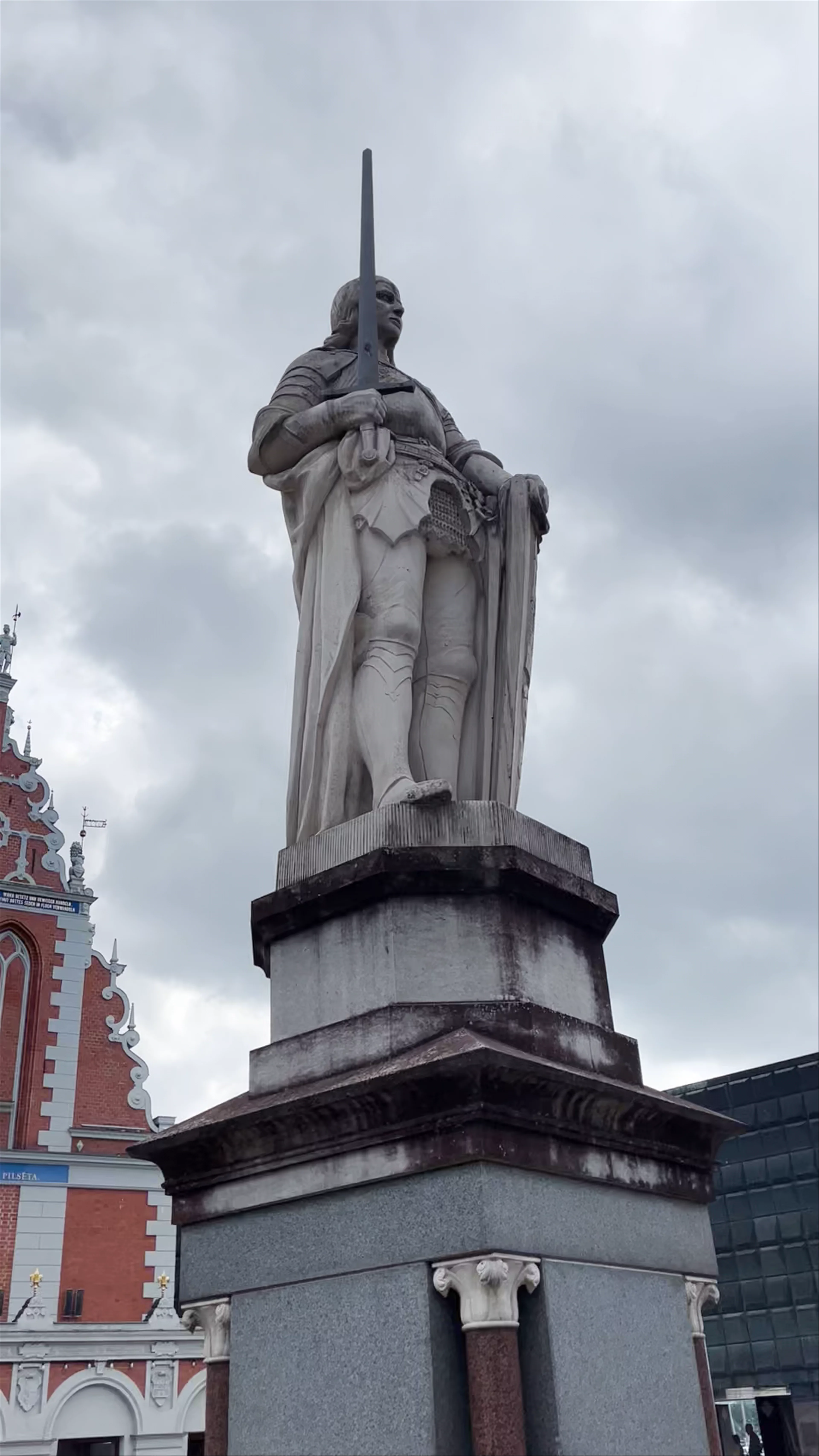 Roland's Statue, Central District