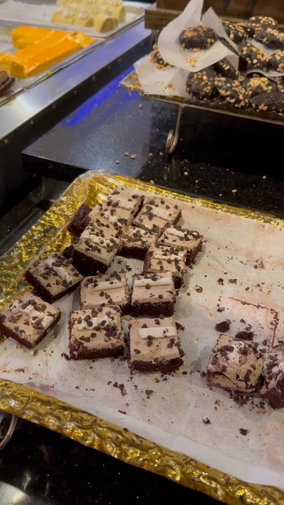 Global Buffet - There were alot of gnats on the cakes  told about 4 workers they act like they didn't understand and none of them did anything about it - Buffets Near Me - Levittown, New York