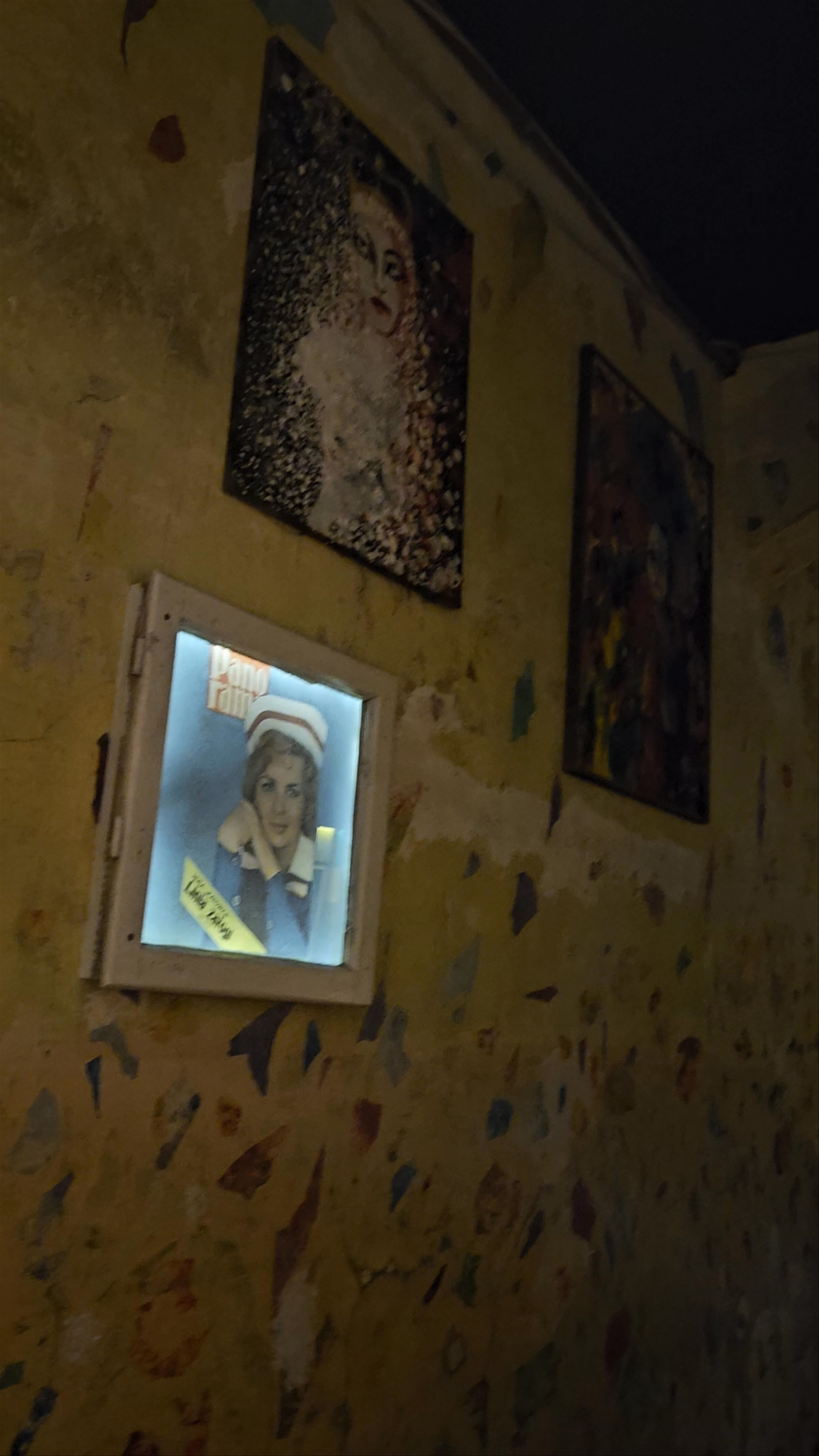 Absurdalna Artistic Vibes: Nighttime Gallery Walk in Katowice