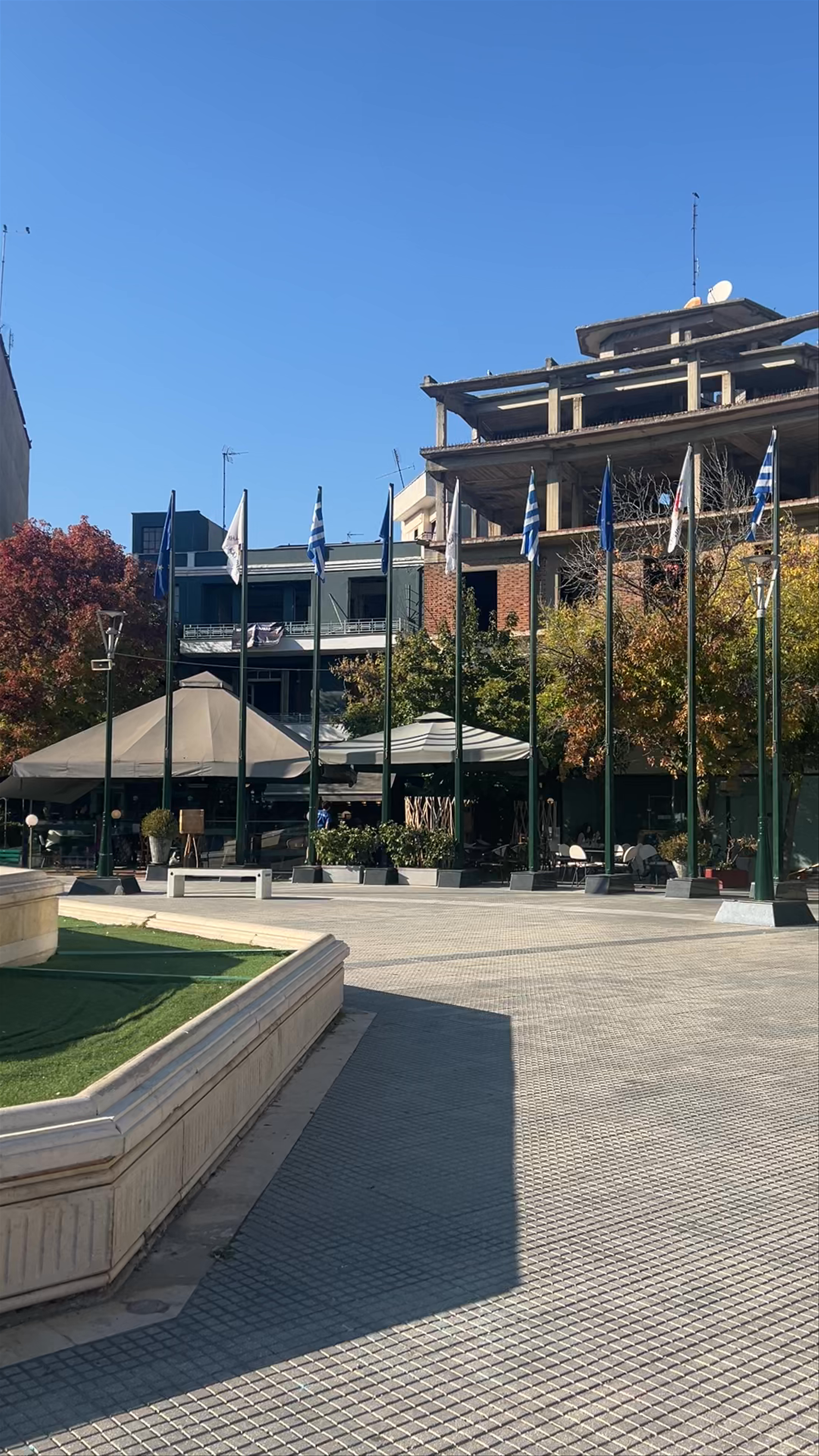 Πλατεία Δημαρχείου Κατερίνης: Serene Urban Square in Katerini, Greece