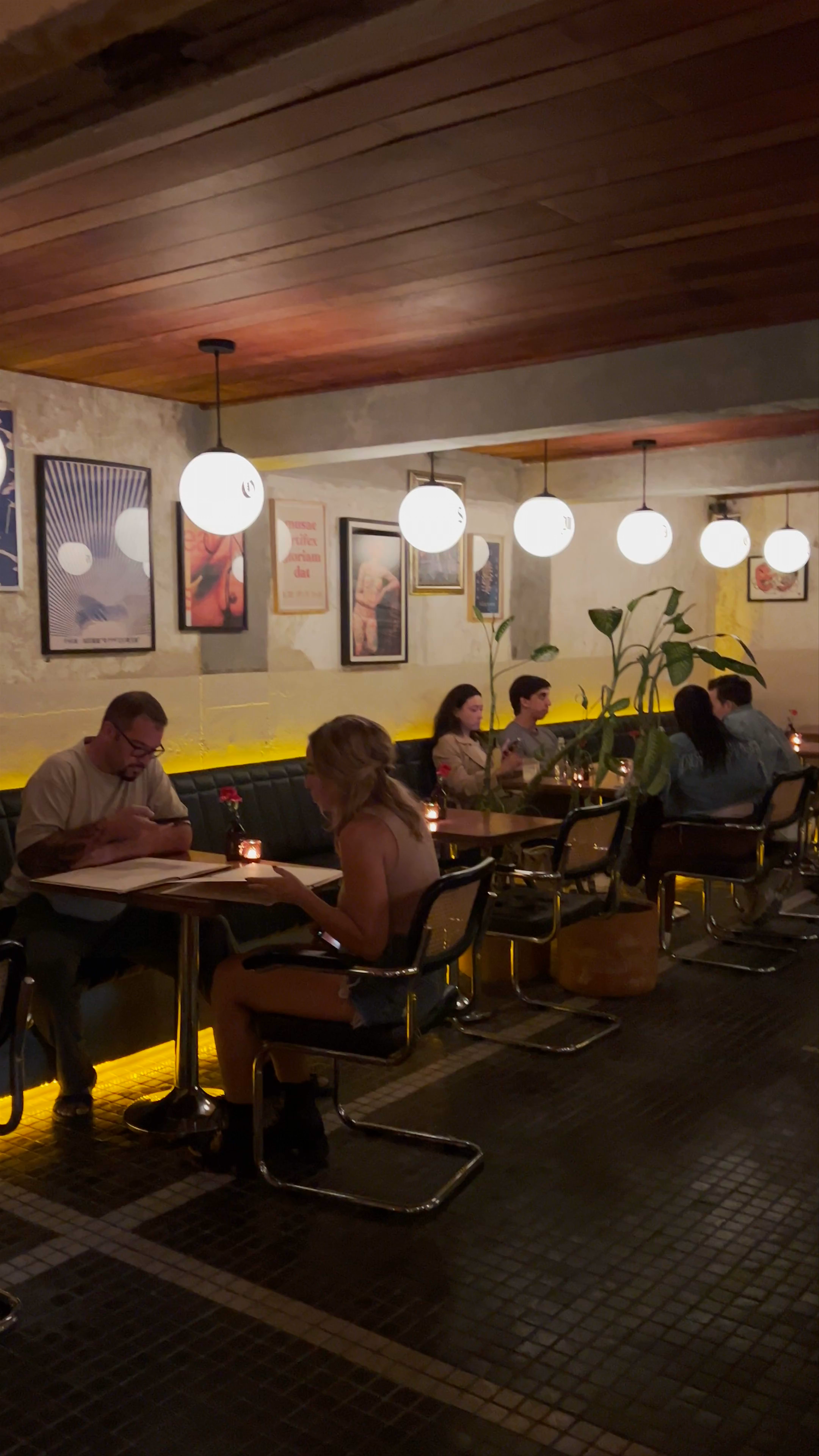CAFÉ DRAGÓN: Eclectic Nightlife and Cozy Evenings in Medellín
