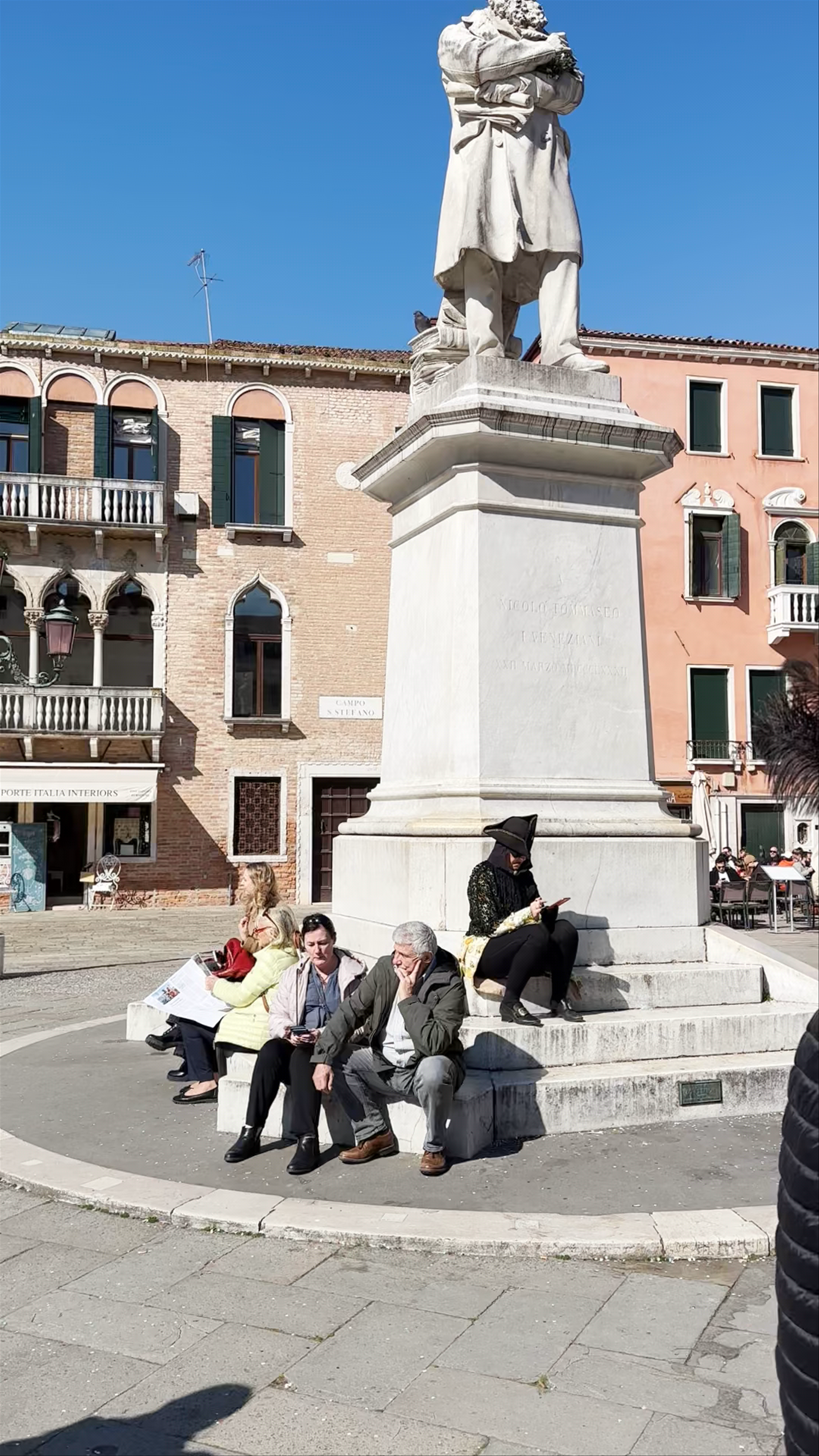 Monumento a Niccolò Tommaseo: Sunshine and Stories in Venice's Historic Campo Santo Stefano