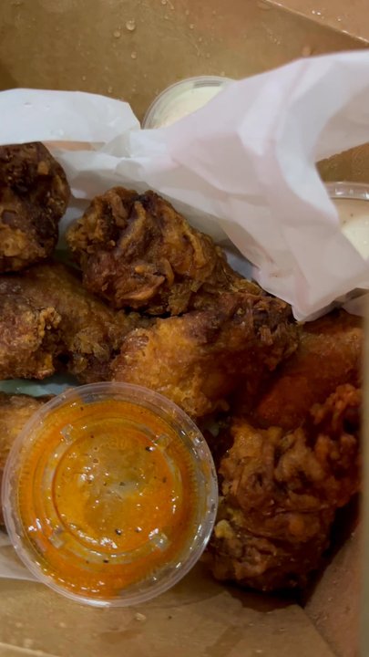 JP's Taproom+Grill - Get it with habanero sauce on the side. Bc it'll burn yo b**tyhole otherwise. Don't say I didn't warn ya! - American Near Me - Kent, Washington