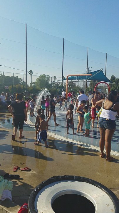 Splash Pad - Crowded and not much shade but still fun. - Amusement Parks Near Me - Lawndale, California