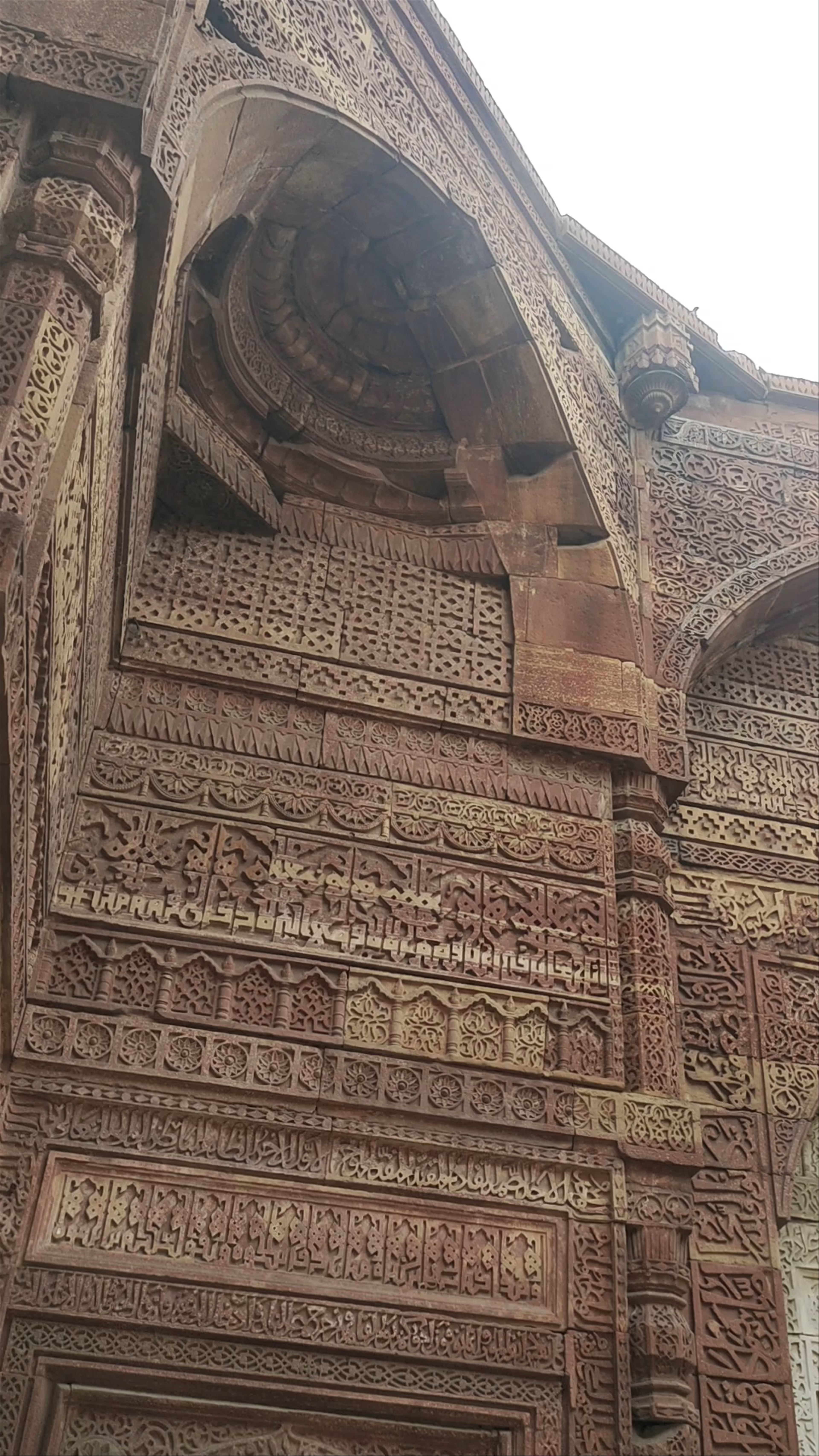 Mesmerizing Carvings and Timeless Beauty of Qutab Minar, New Delhi