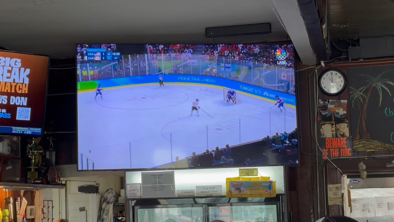 Oasis Bar & Grill - after a belly full of "double cheeseburger, pepper jack, no onions" I watched USA women's hockey beat the woke Canadians in OT - American Near Me - Chico, California