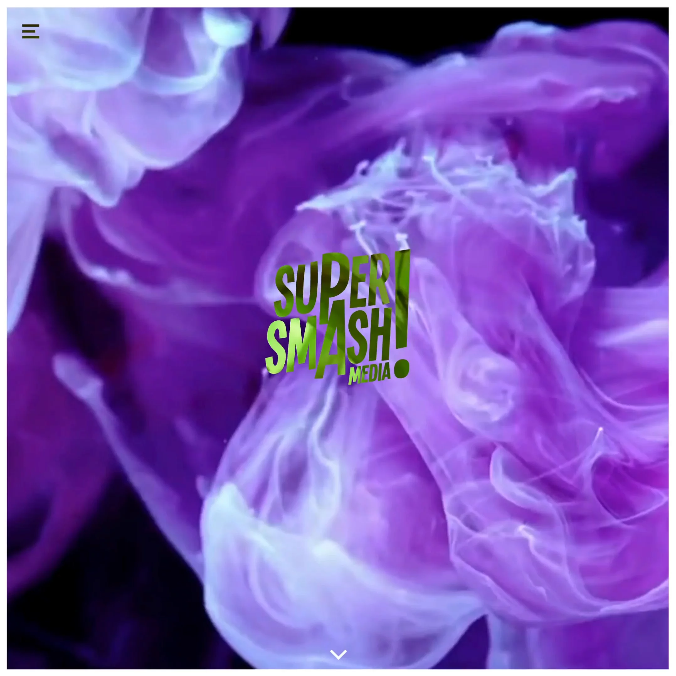 Die von Hypercode entwickelte Website von SuperSmash.Media: großflächige Videobühne mit dynamischen Social-Media-Clips, markante Typografie und klar strukturierte Inhalte. Die Seite inszeniert die Produktionsfirma als kreativen Full-Service-Partner für digitalen Video-Content – von Formatentwicklung über Live-Streaming bis zur Ausspielung auf YouTube, TikTok und Instagram. | Hypercode, Digital Product Studio, Köln