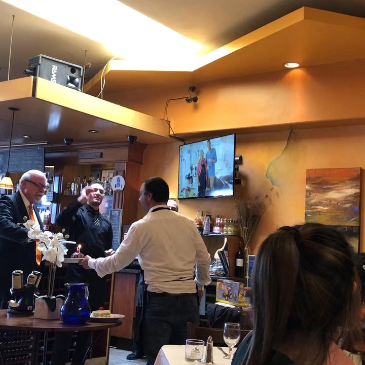 Vaso Azzurro Ristorante - Singing by the host - Italian Near Me - Mountain View, California