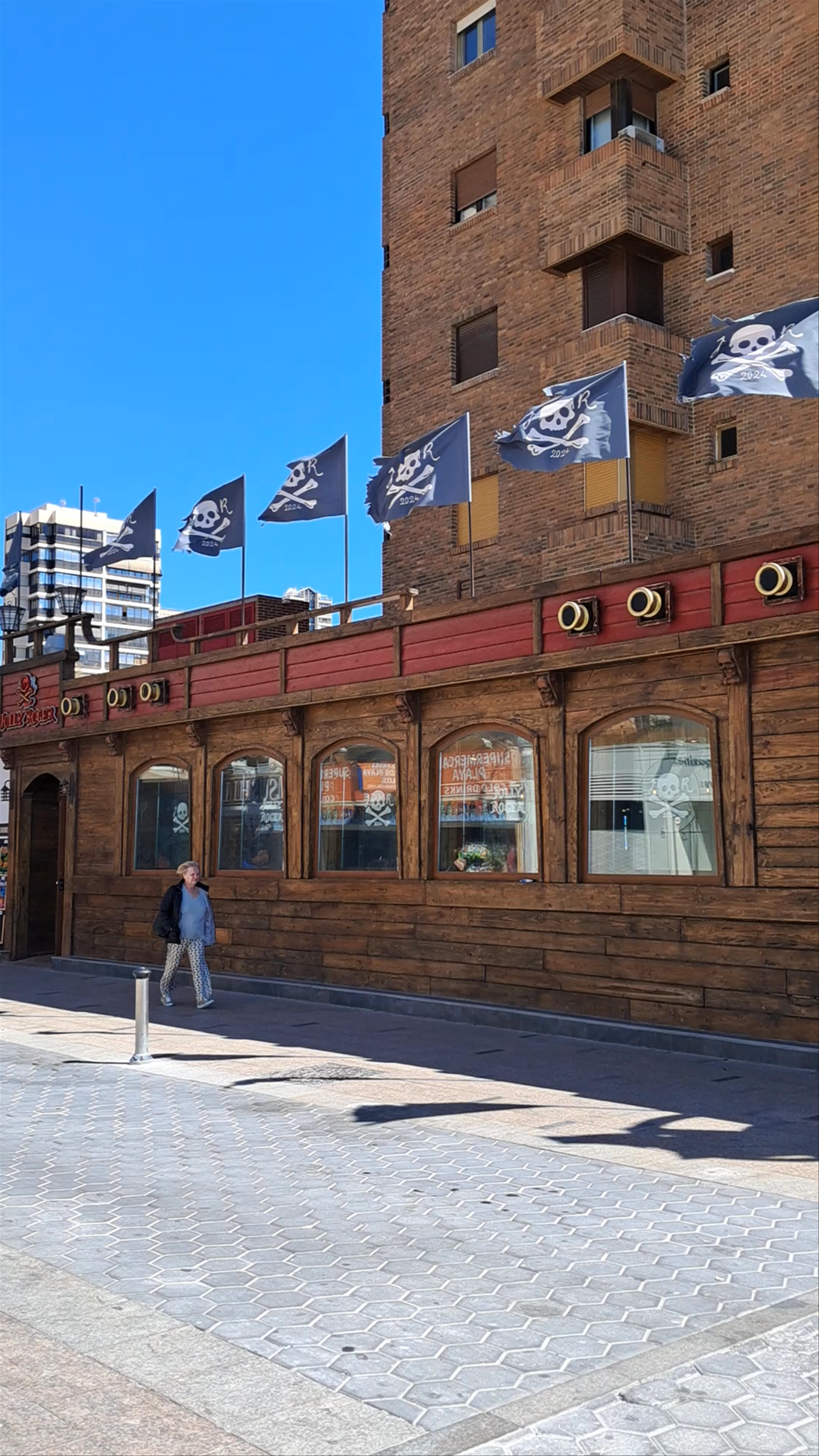 Jolly Roger Beach Bar: Pirate-Themed Vibes in Benidorm