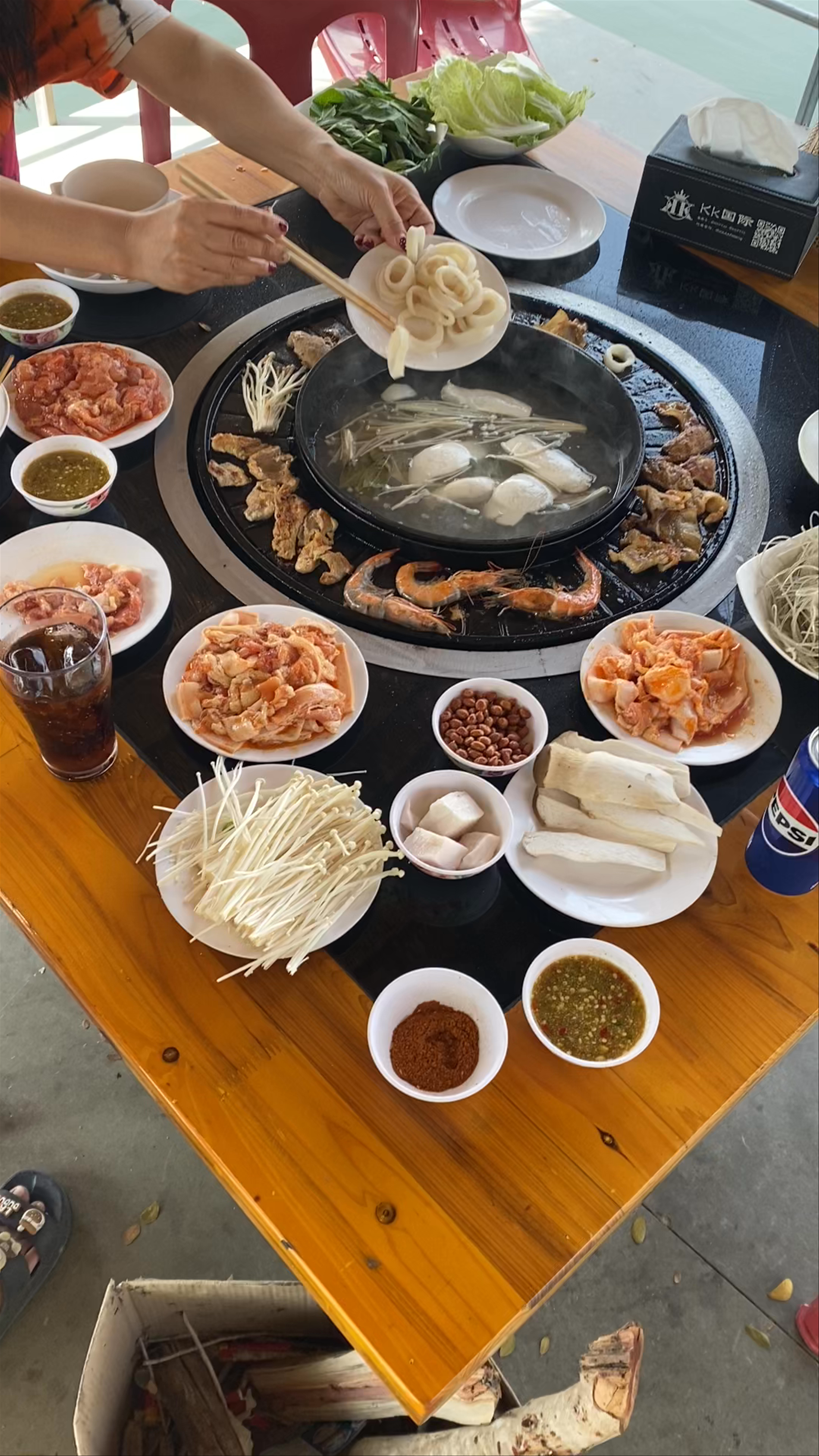 ไก่หม้อไฟเตาถ่านแบบชนบท Nam Phrae
