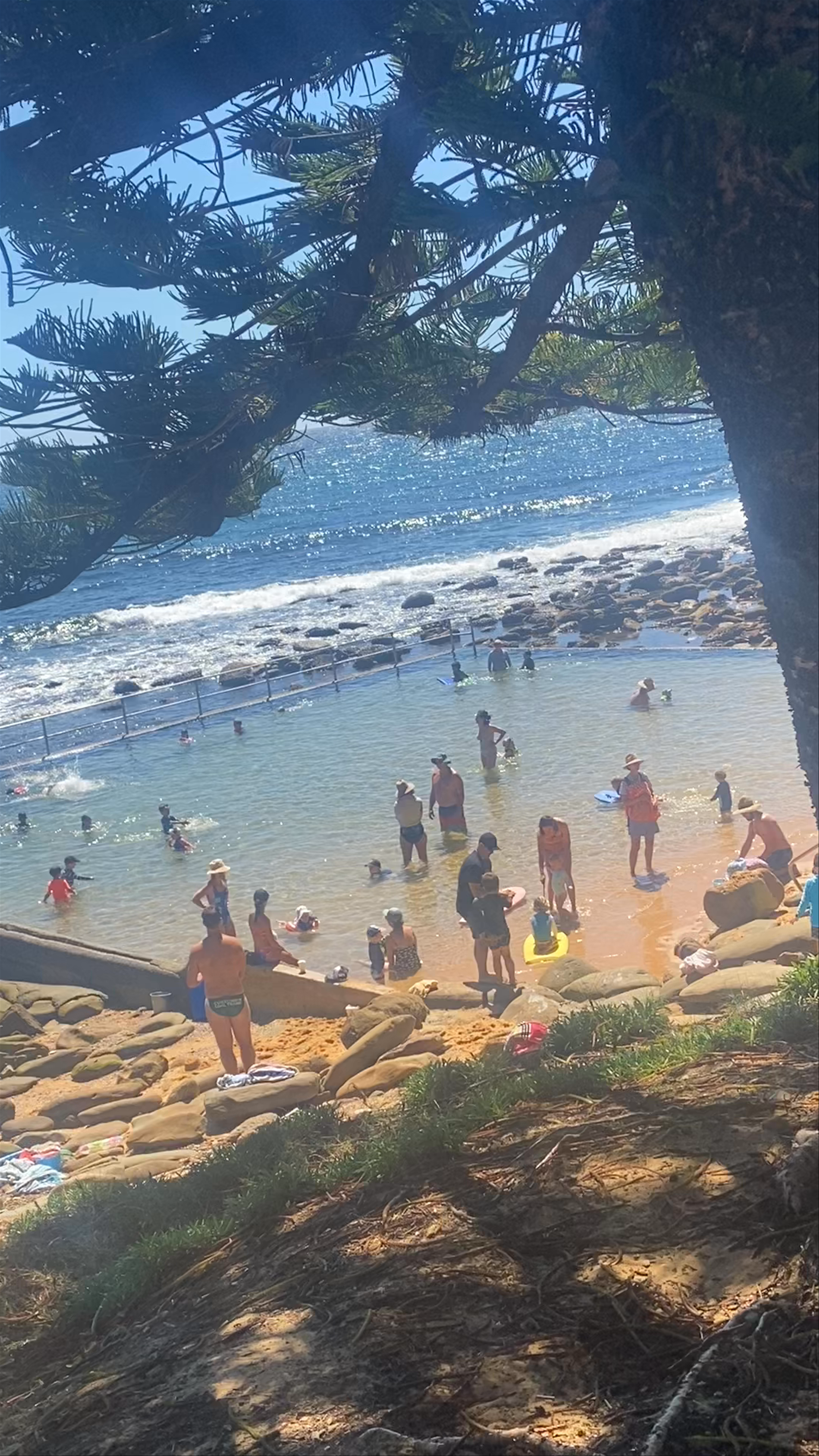 MacMasters Beach: Sunny Ocean Pool and Scenic Coast in New South Wales