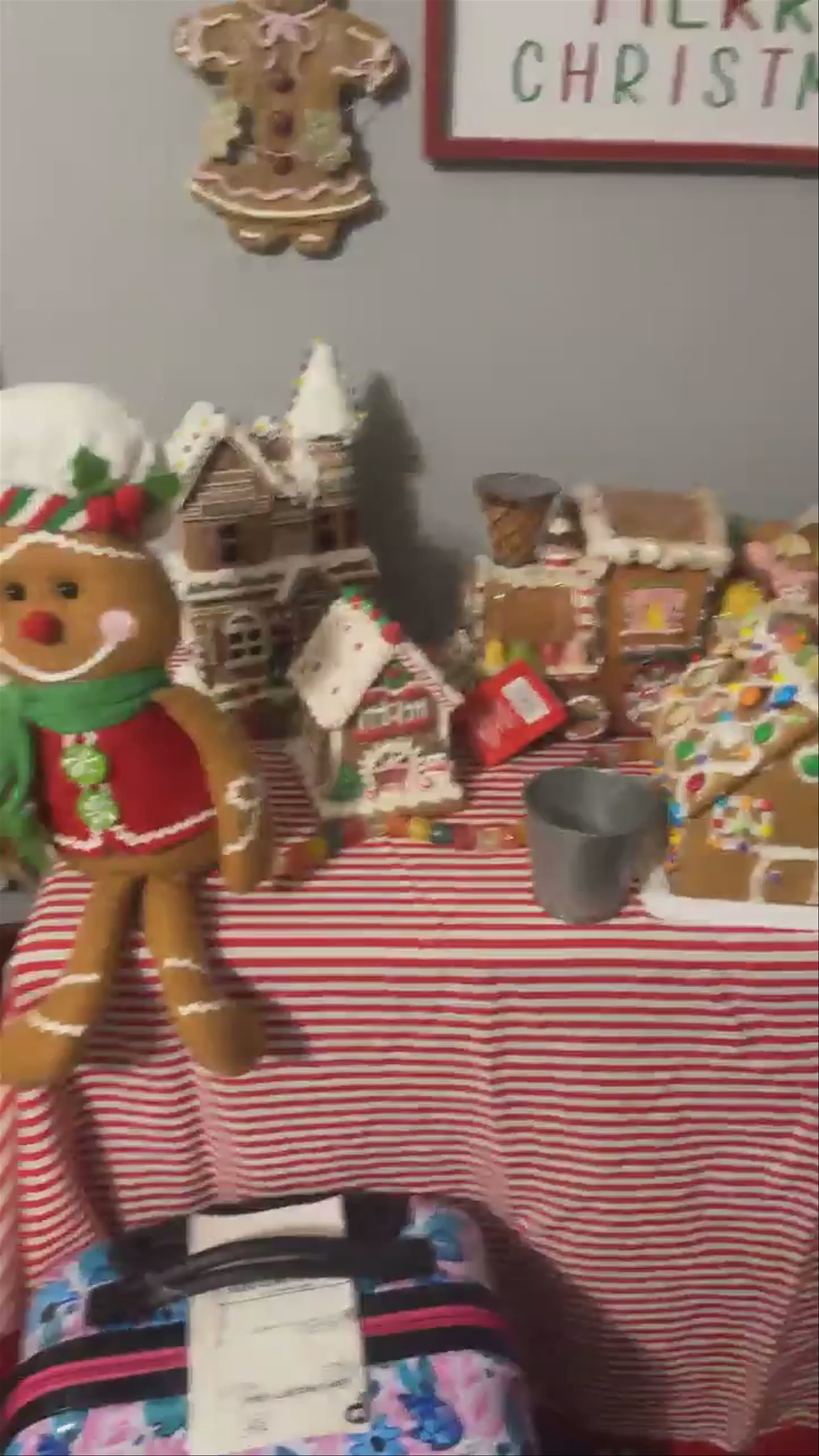 Cajun Christmas Gingerbread Table 