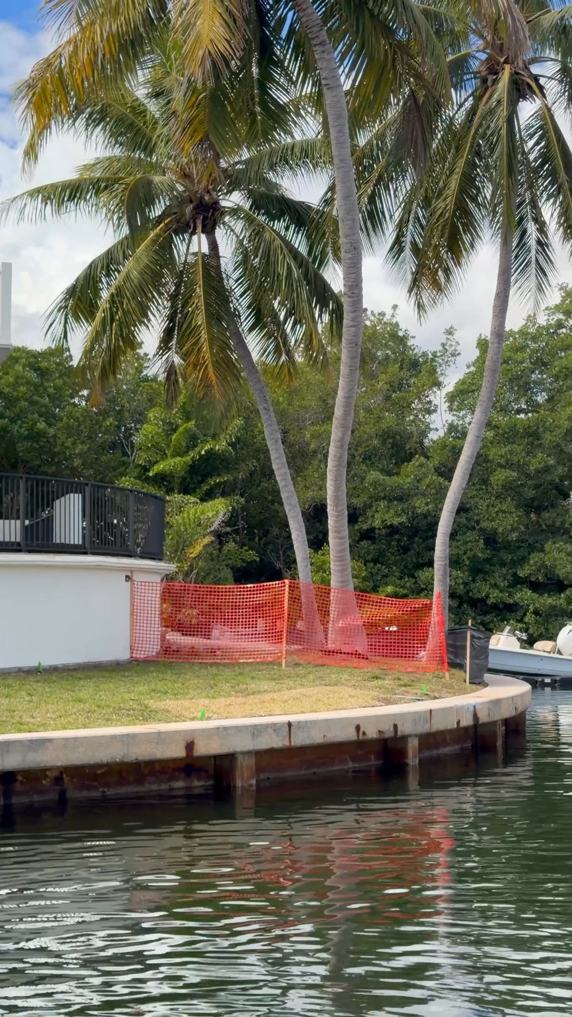 Beautiful 48' Jim Smith walk around, docked in fro...