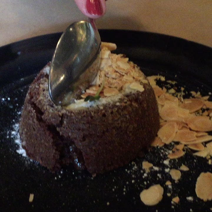 La Docena - Volcán de chocolate sin derramar lava de chocolate. Pan un poco seco y poroso. Sabor bueno. - Seafood Near Me - Zapopan, JAL