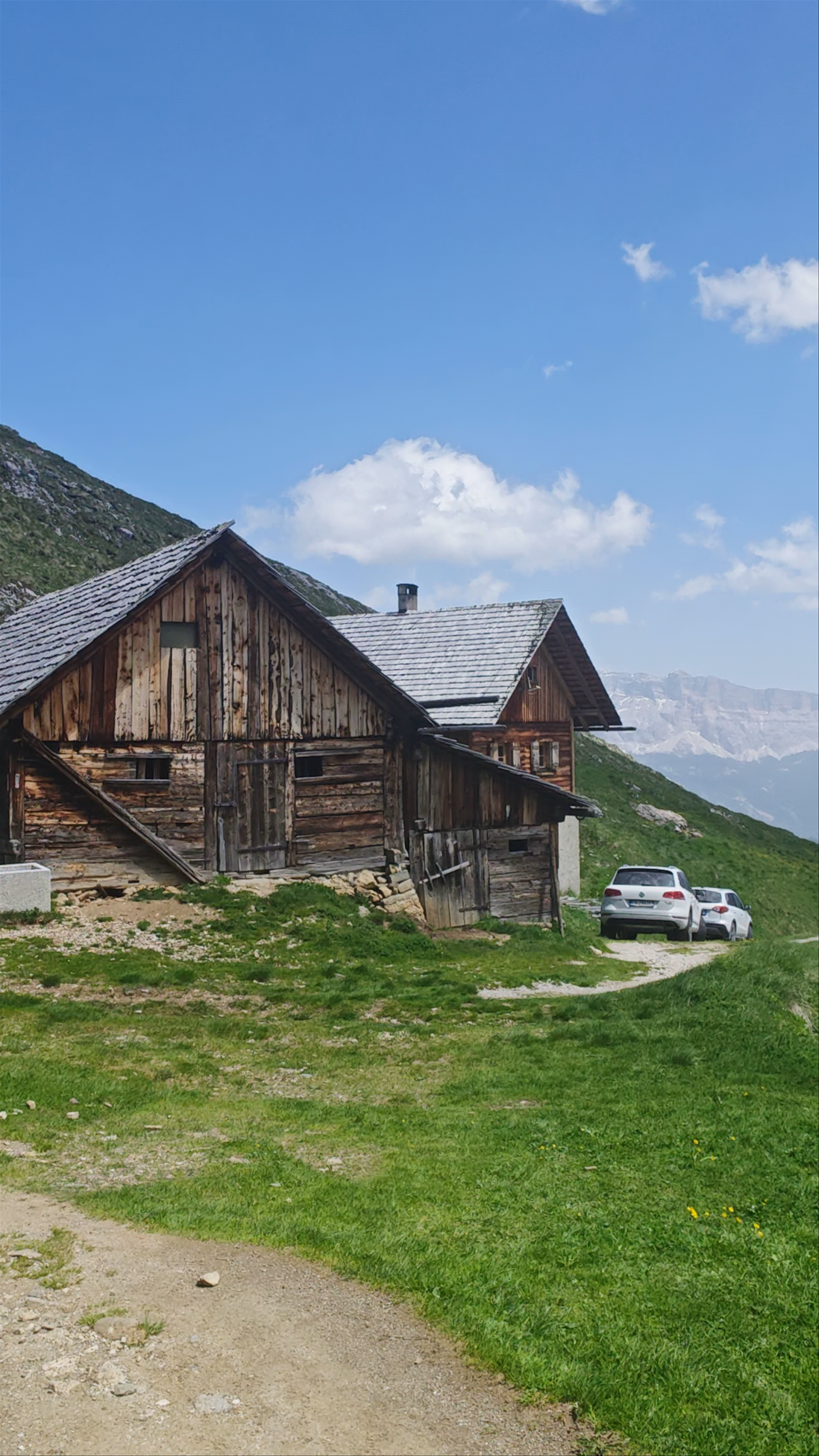 Medalges-Alm: Serene Alpine Escape in Lungiarü, Italy