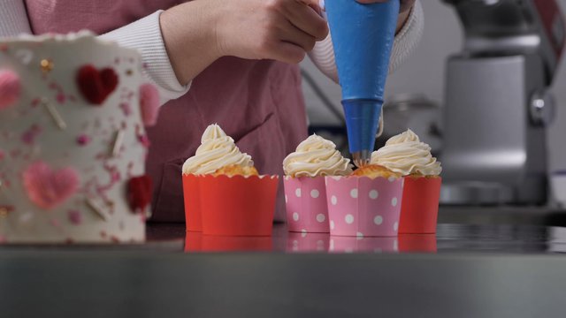 Decorating cupcakes with frosting