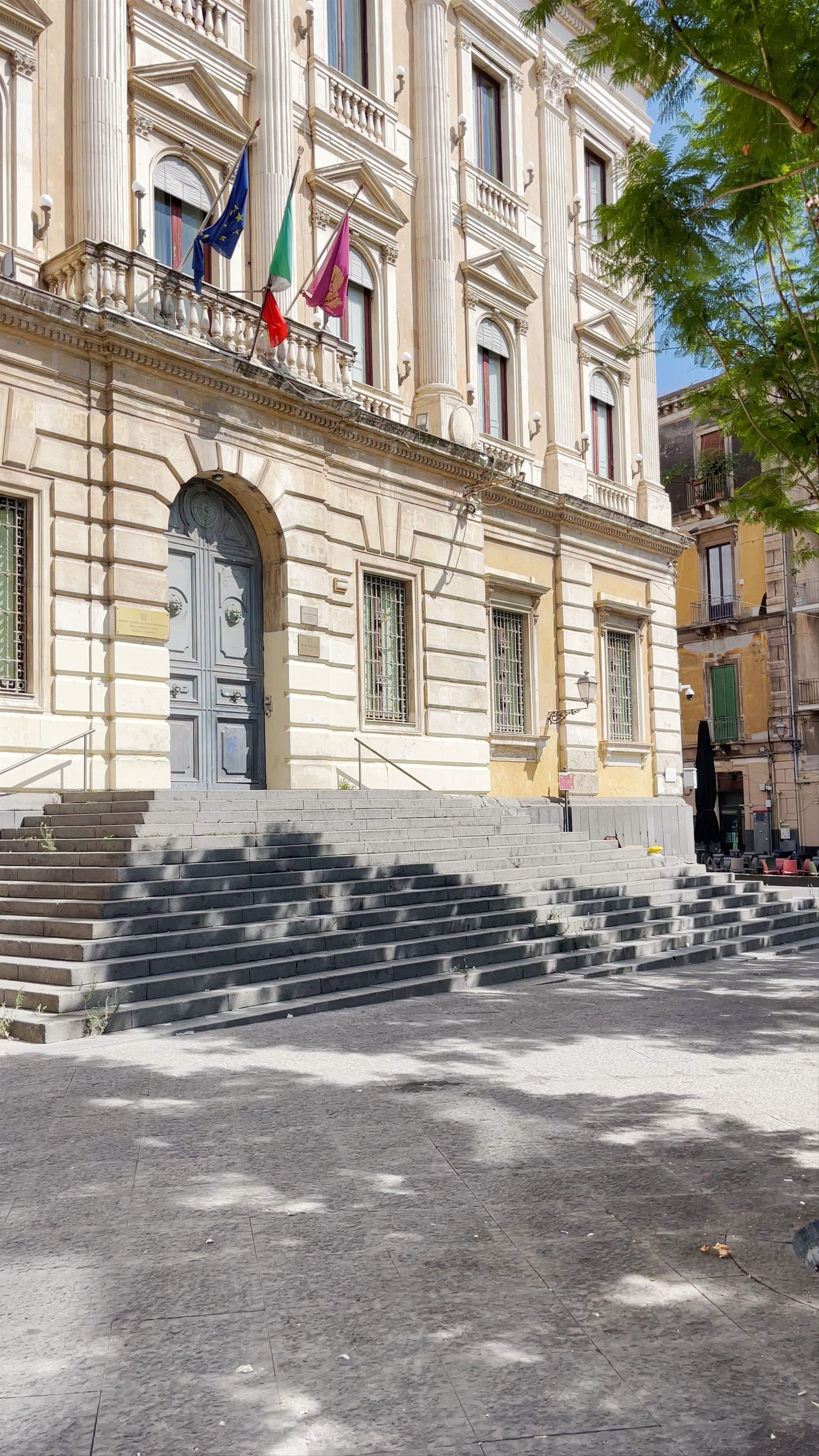 Piazza Vincenzo Bellini: Historic Charm and Sunshine in Catania's Heart