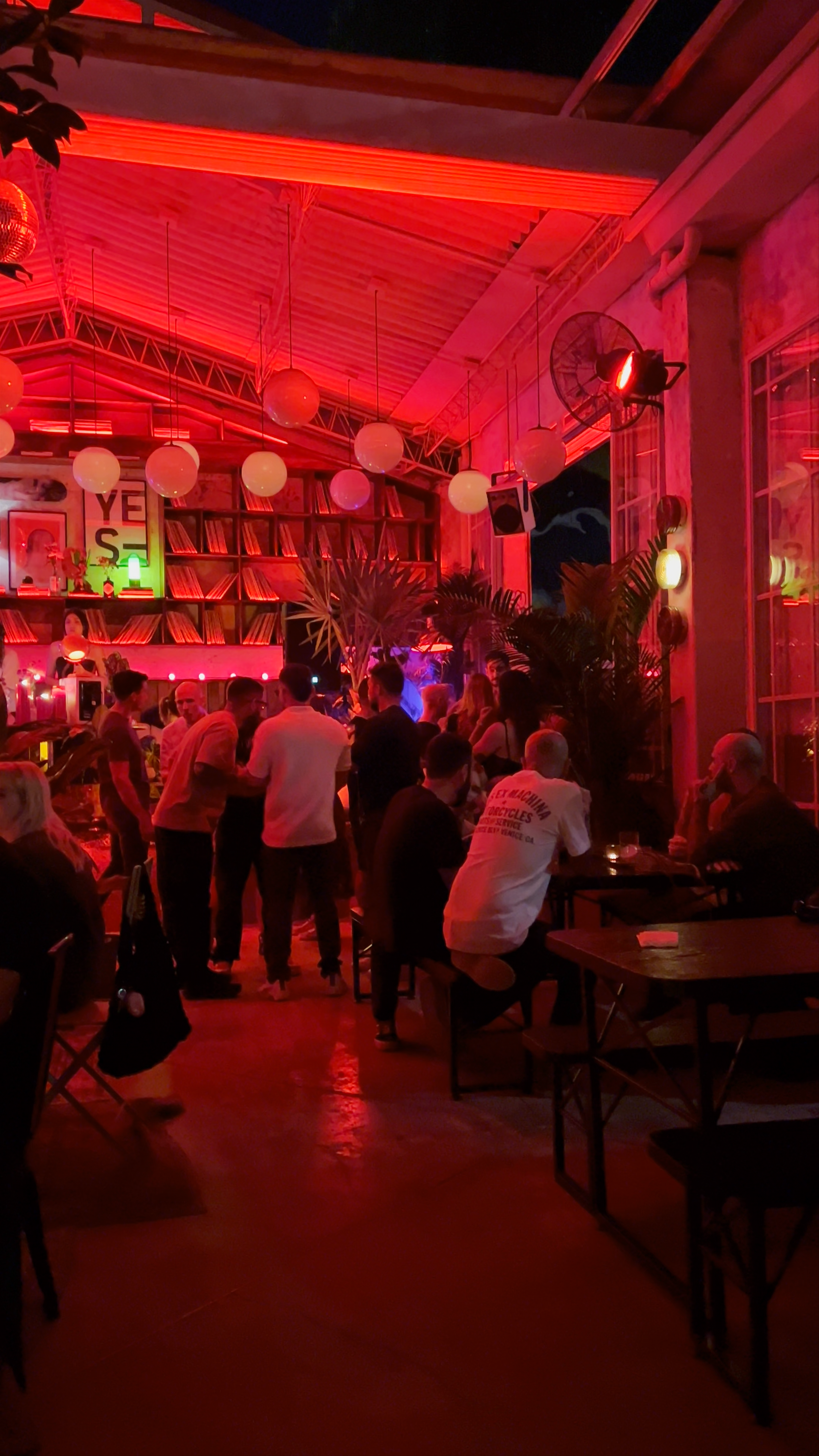 Night Vibes at CAFÉ DRAGÓN, Medellín
