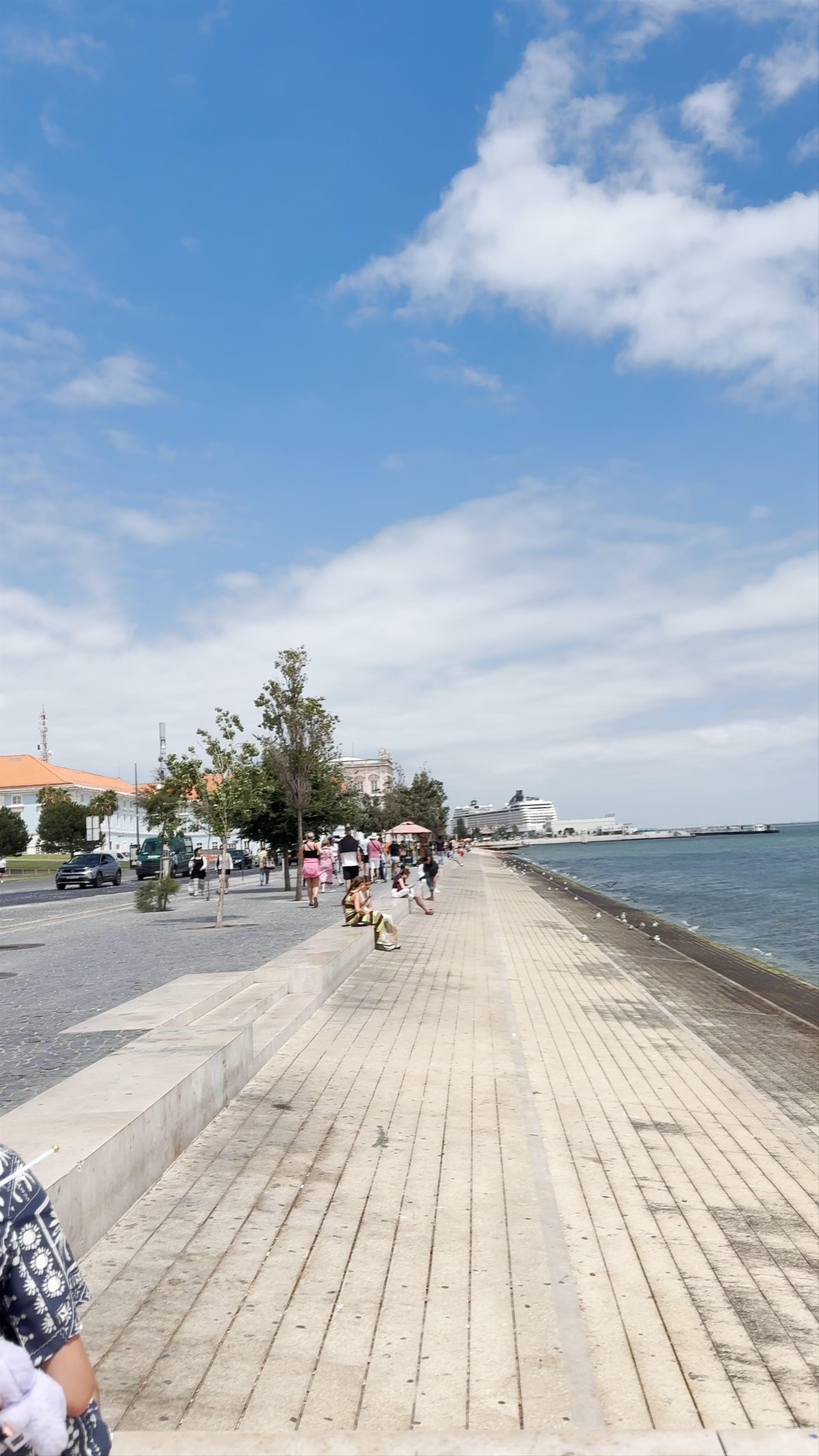 Cais das Pombas: Serene Waterfront Promenade in Lisbon