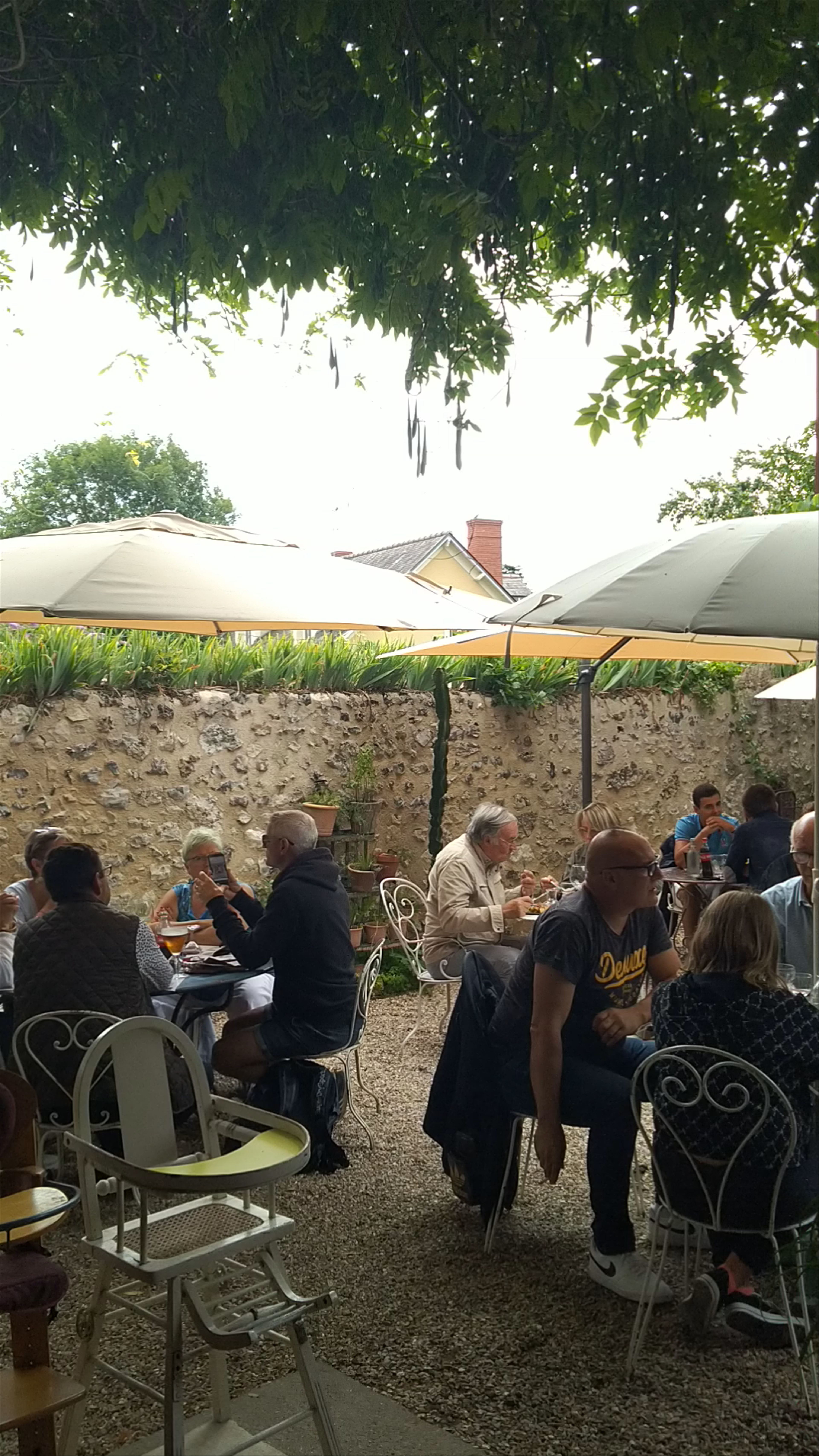 Au Coin du Pain’Tre: Charming Outdoor Café in Giverny, France