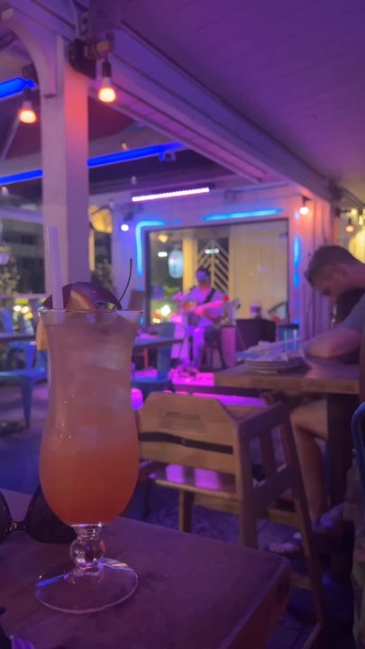 Leahi Bar & Grill - live music - Bars Near Me - Honolulu, Hawaii