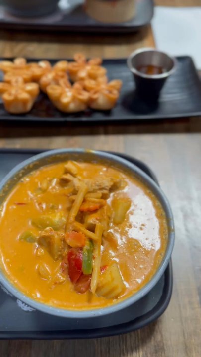 Le Thai - 3 color curry lunch special, Thai tea, and crab Rangoon. Absolute cannot go wrong with - Thai Near Me - Las Vegas, Nevada