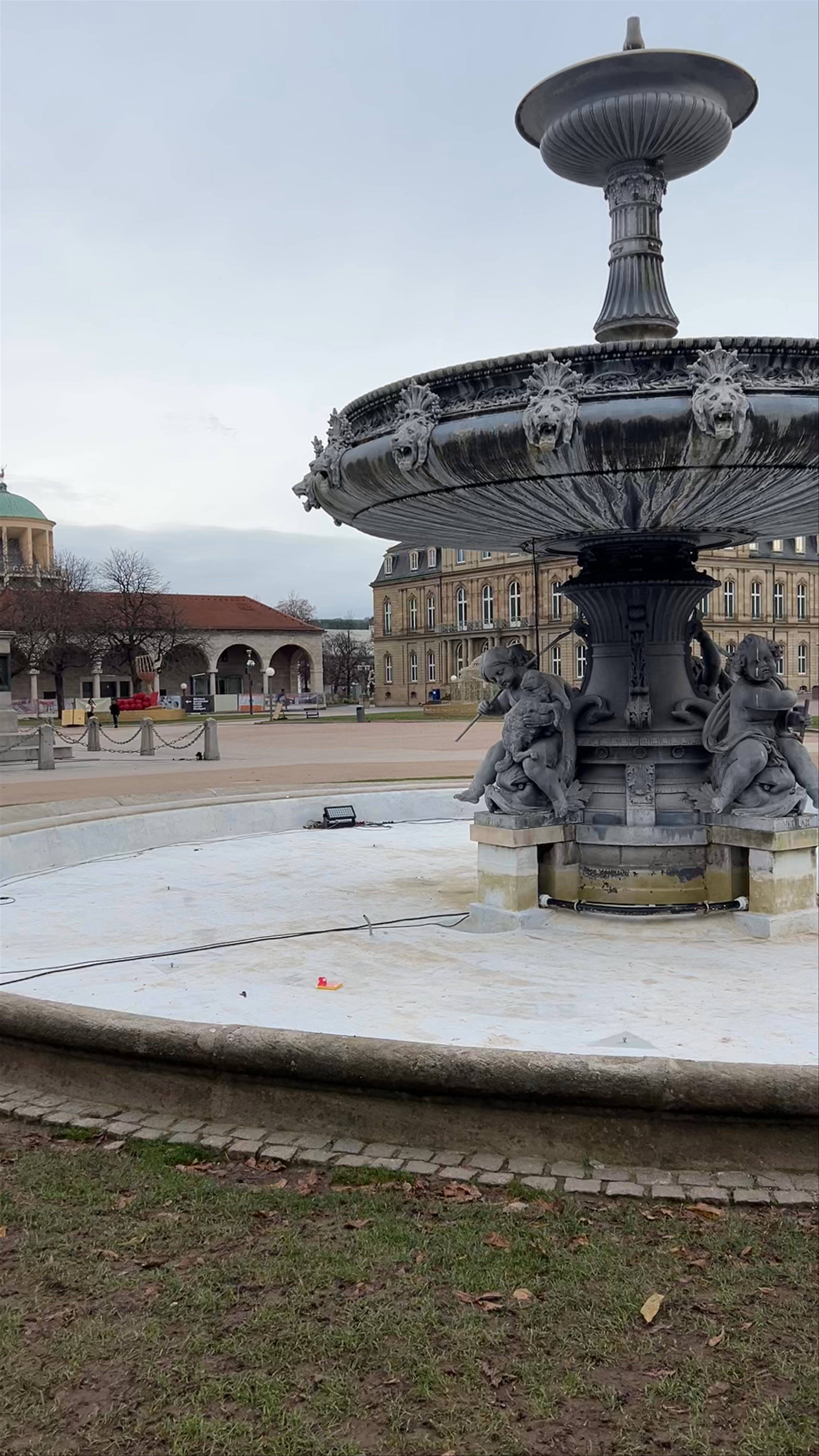 Rechter Schloßplatz-Springbrunnen