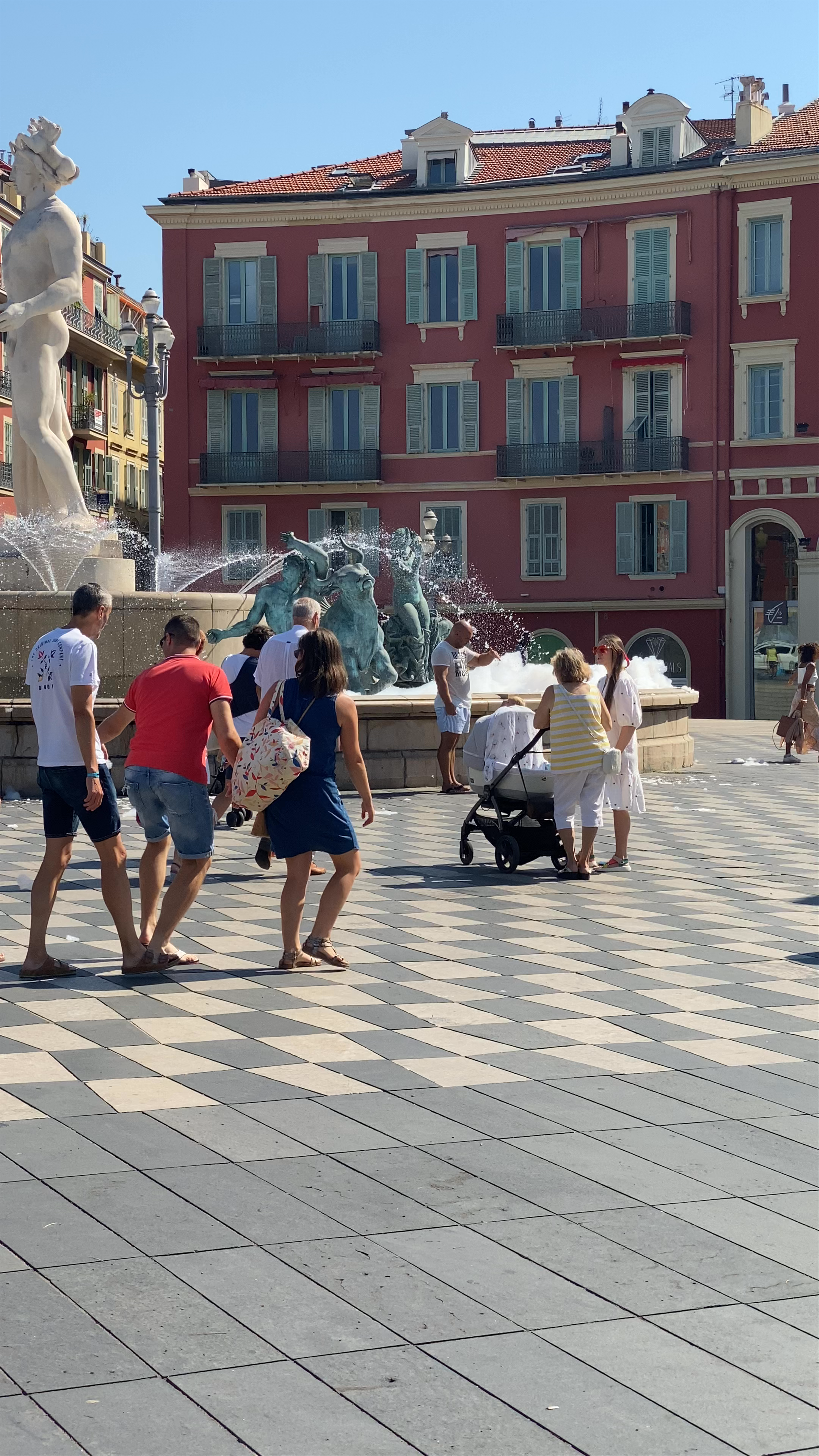 Fontaine du Soleil: Iconic Sculpture and Vibrant Piazza in Nice, France